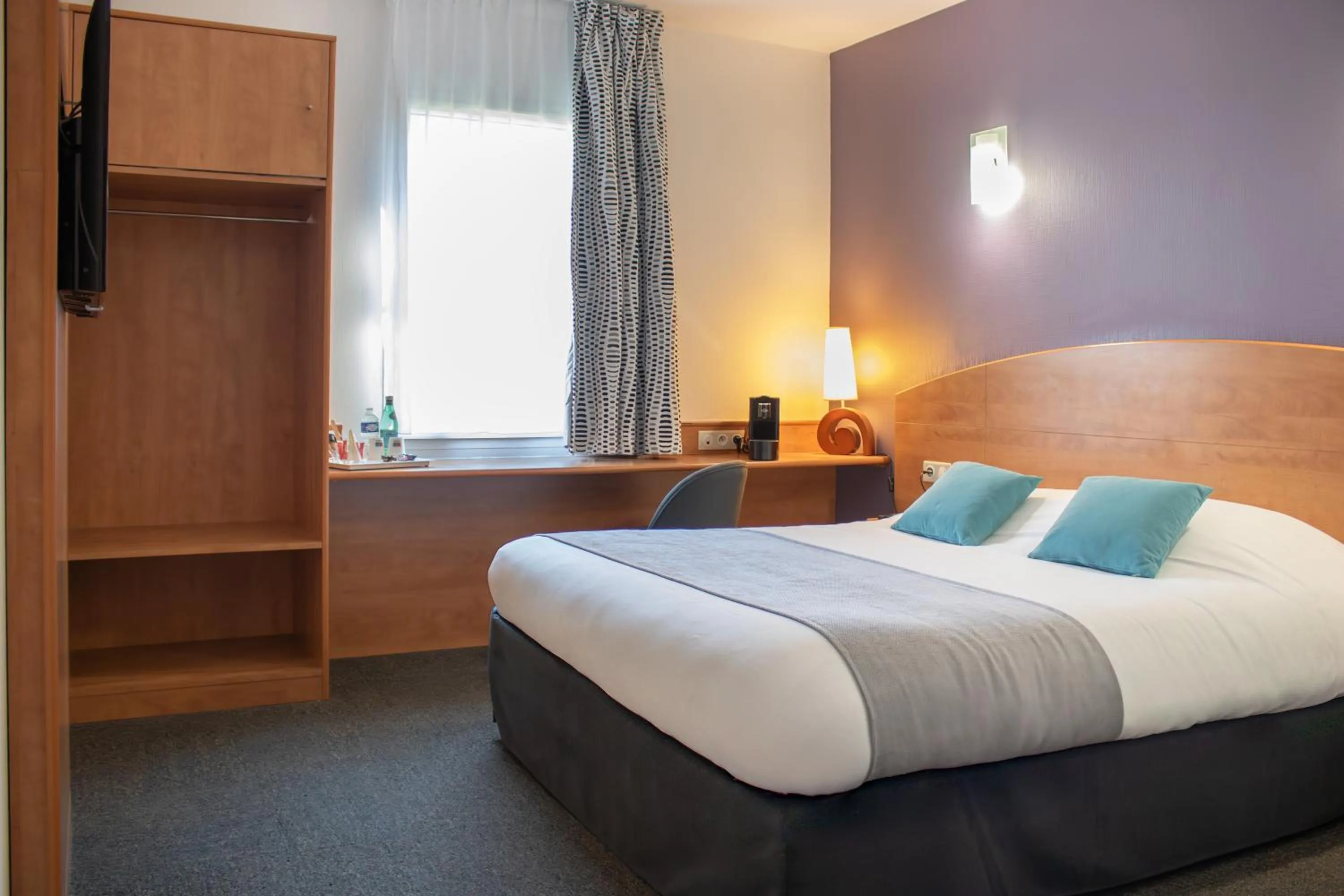 Photo of the whole room, Bed in Brit Hotel Bressuire