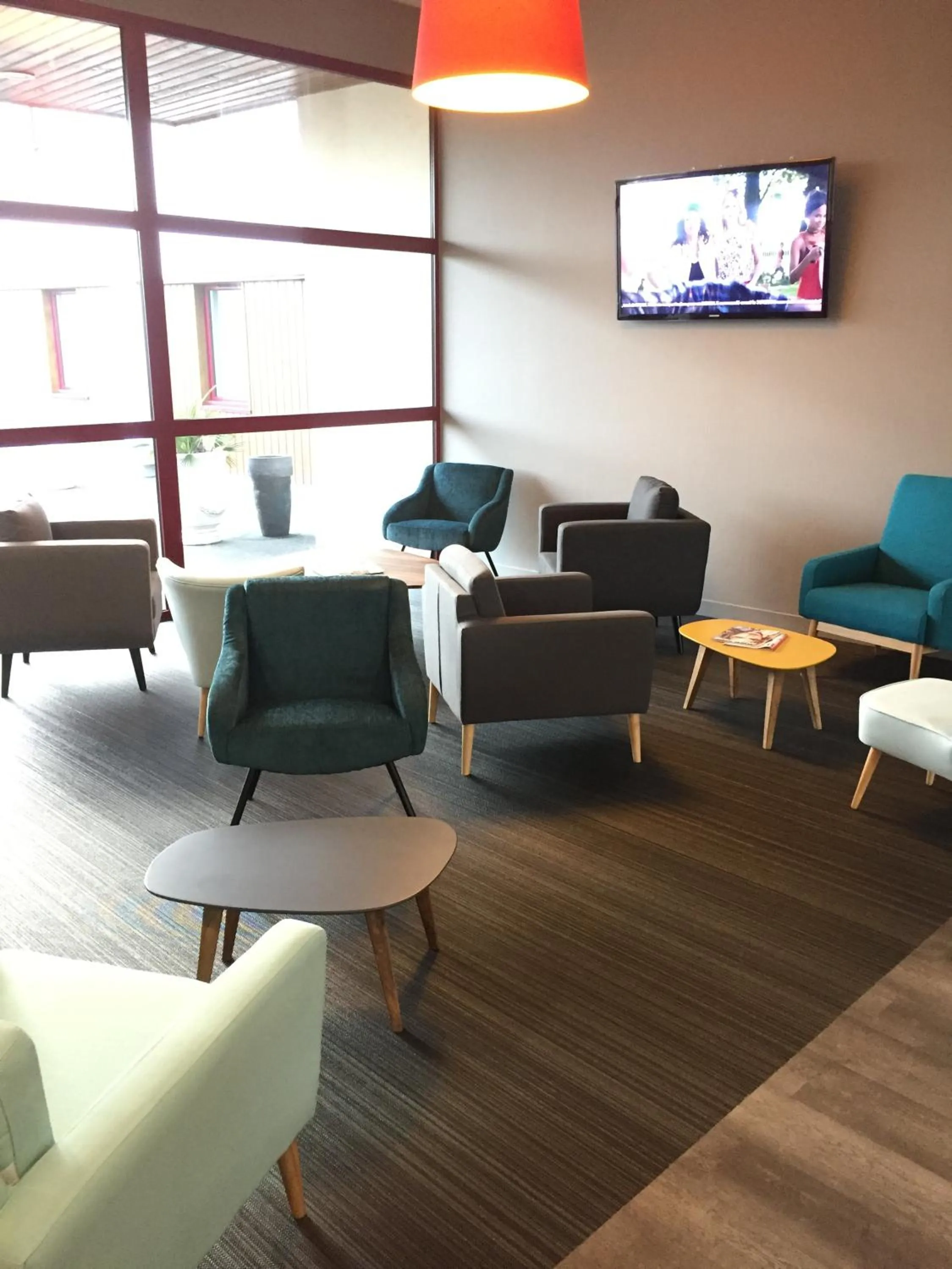 Communal lounge/ TV room in Brit Hotel Confort BRESSUIRE