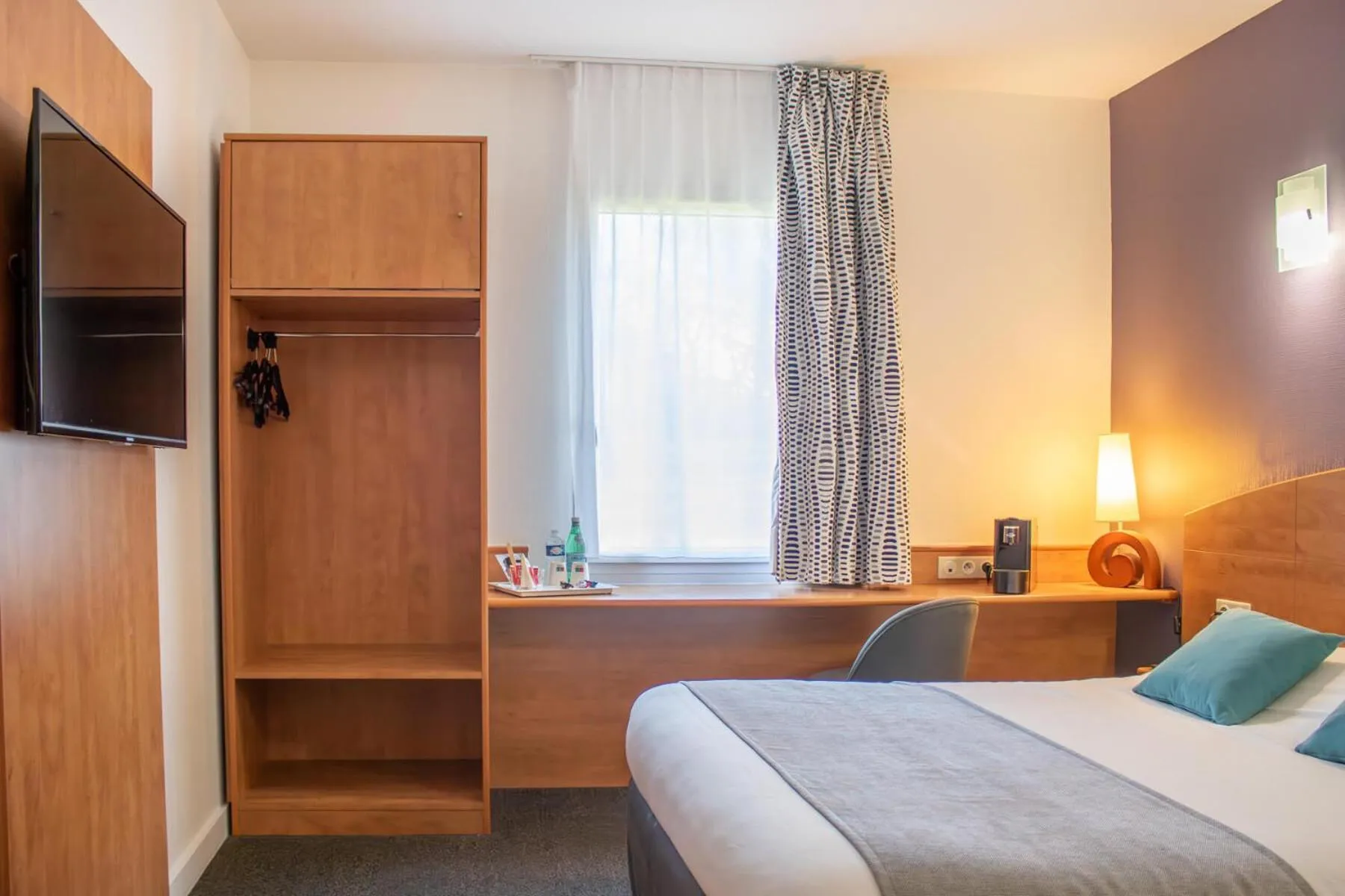 Bedroom, Bed in Brit Hotel Bressuire