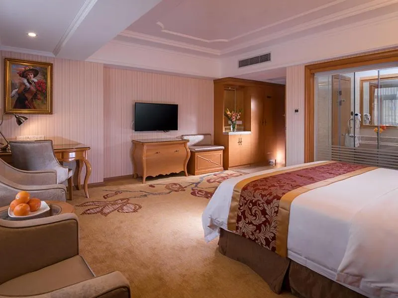 Bed in Vienna International Hotel (Shenzhen Fuyong Convention and Exhibition Center)