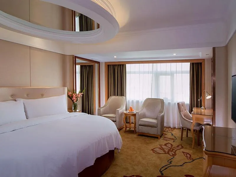 Bed in Vienna International Hotel (Shenzhen Fuyong Convention and Exhibition Center)