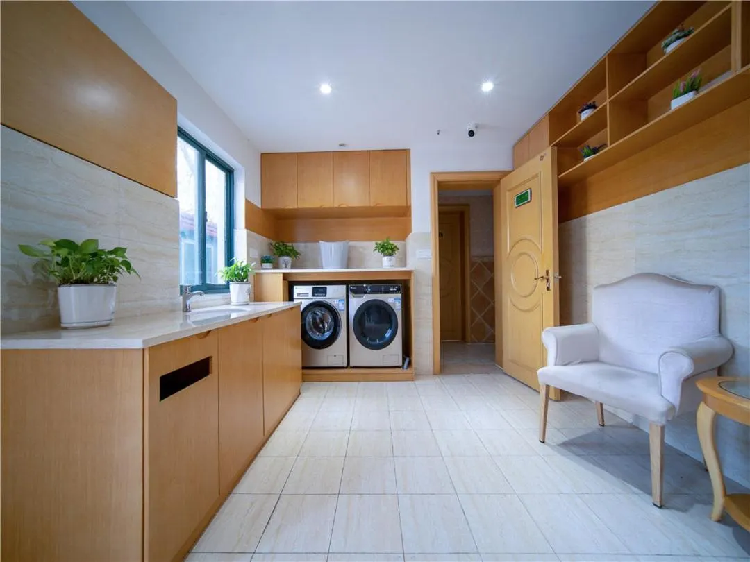 vienna hotel (HuaZhong Agricultural University in South Lake Store)