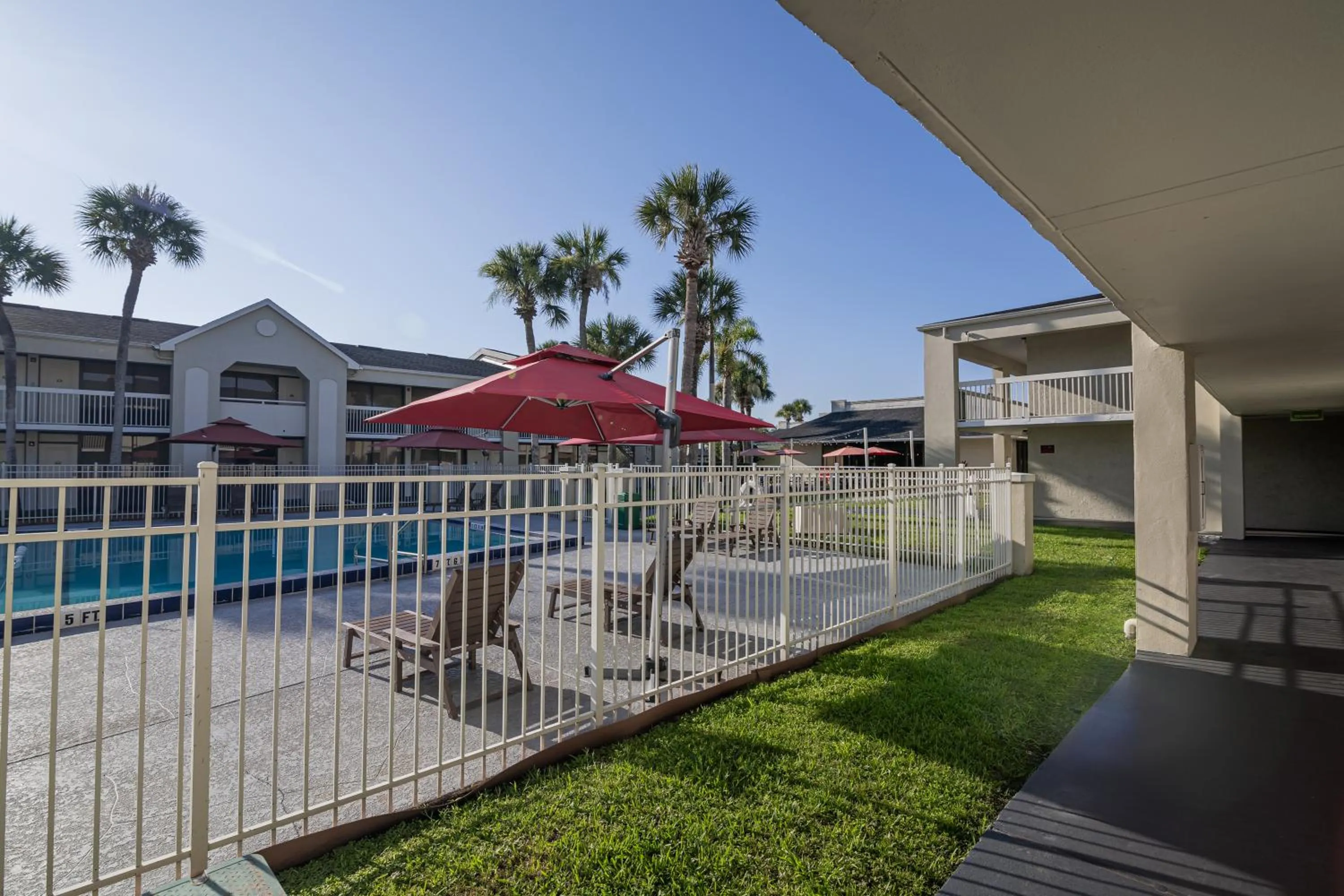 Swimming pool in Hotel Room Near Disney 4 People