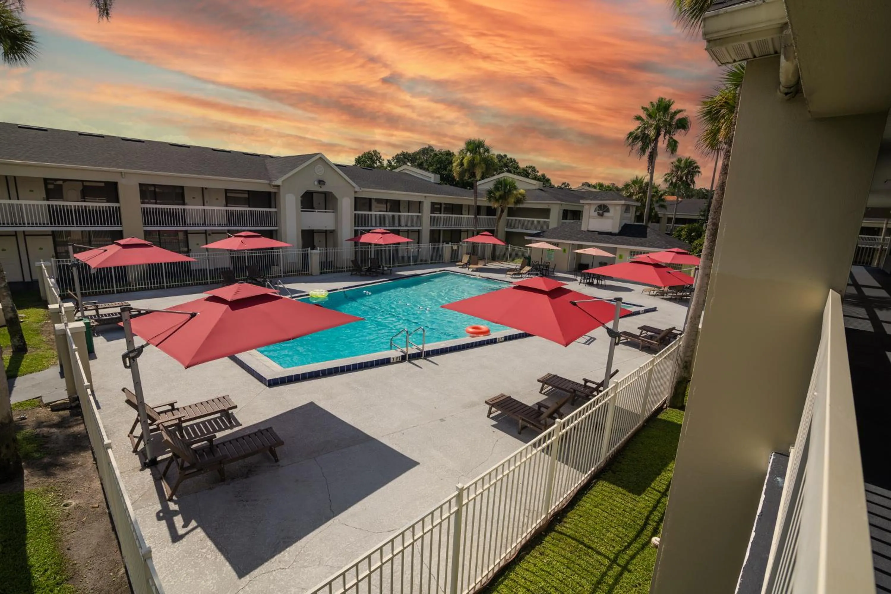 Swimming pool in Hotel Room Near Disney 4 People