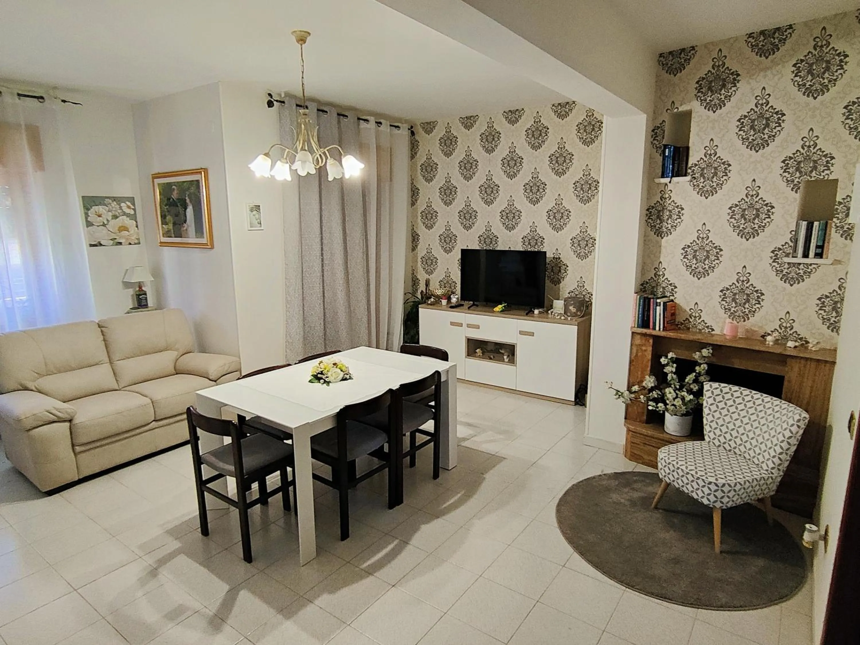 Communal lounge/ TV room in B&B Mariele