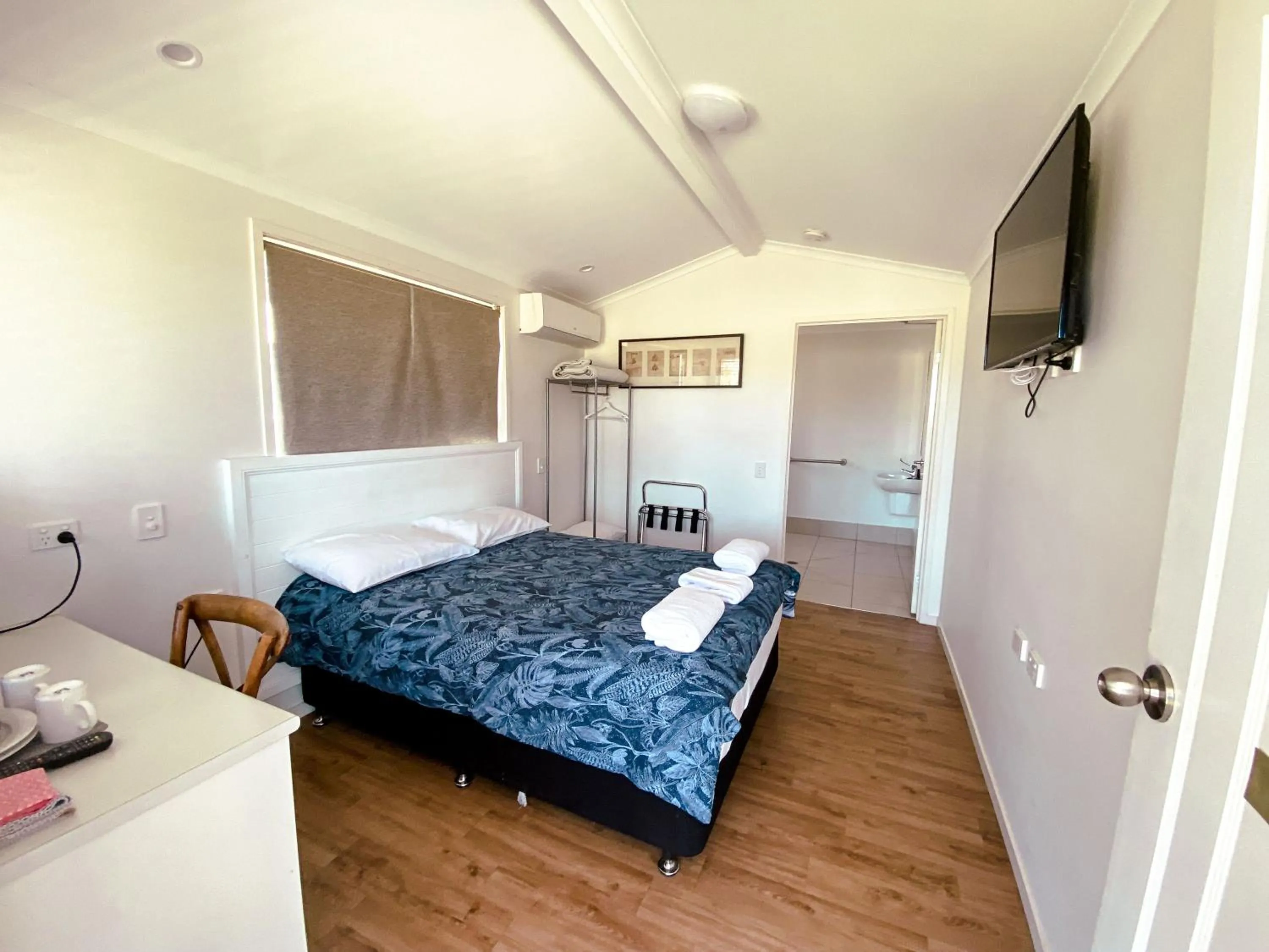 Property building, Bed in Warrego Hotel Motel Cunnamulla