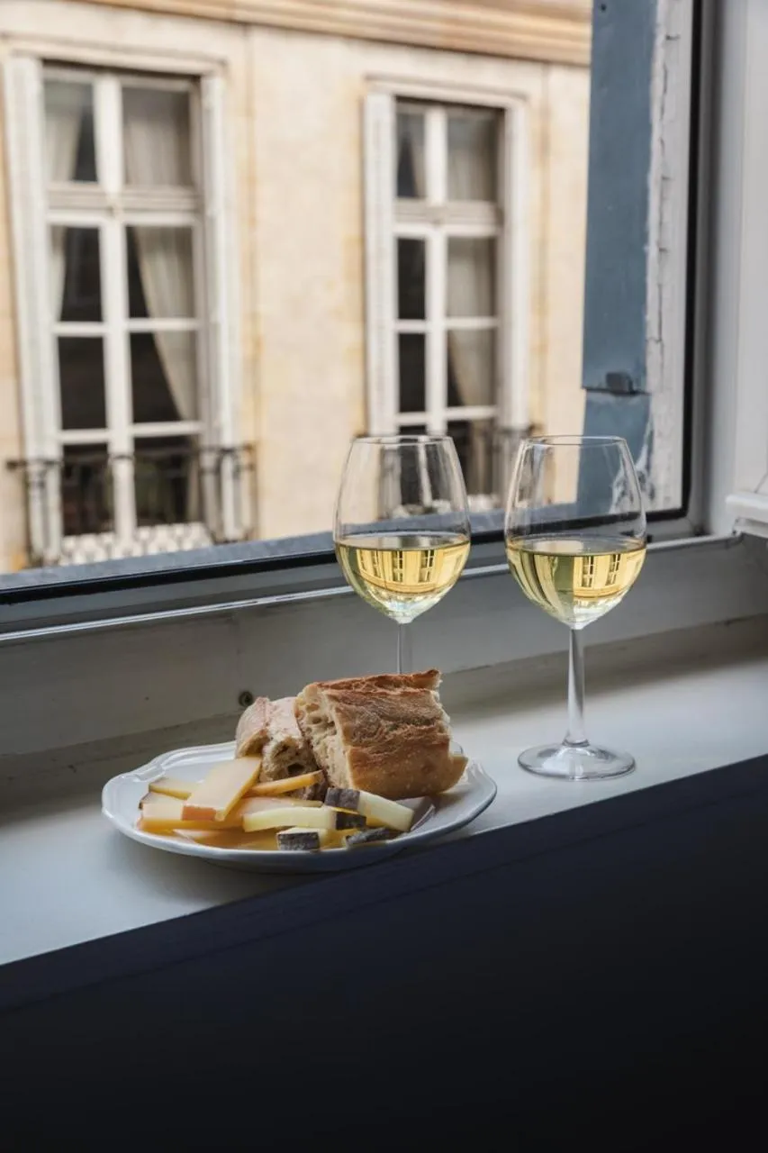 Lounge or bar in Hotel des Deux-Iles - Notre-Dame