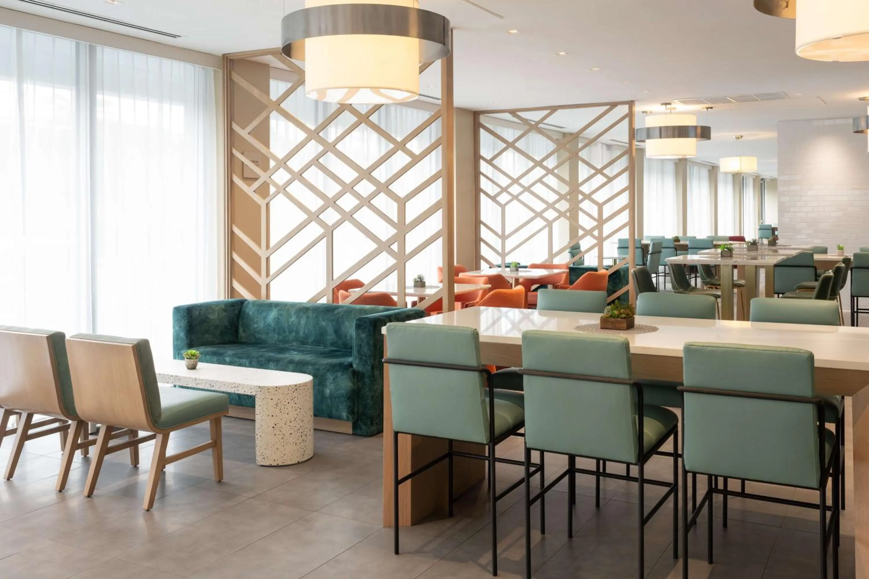 Restaurant/places to eat in DoubleTree by Hilton Miami North I-95