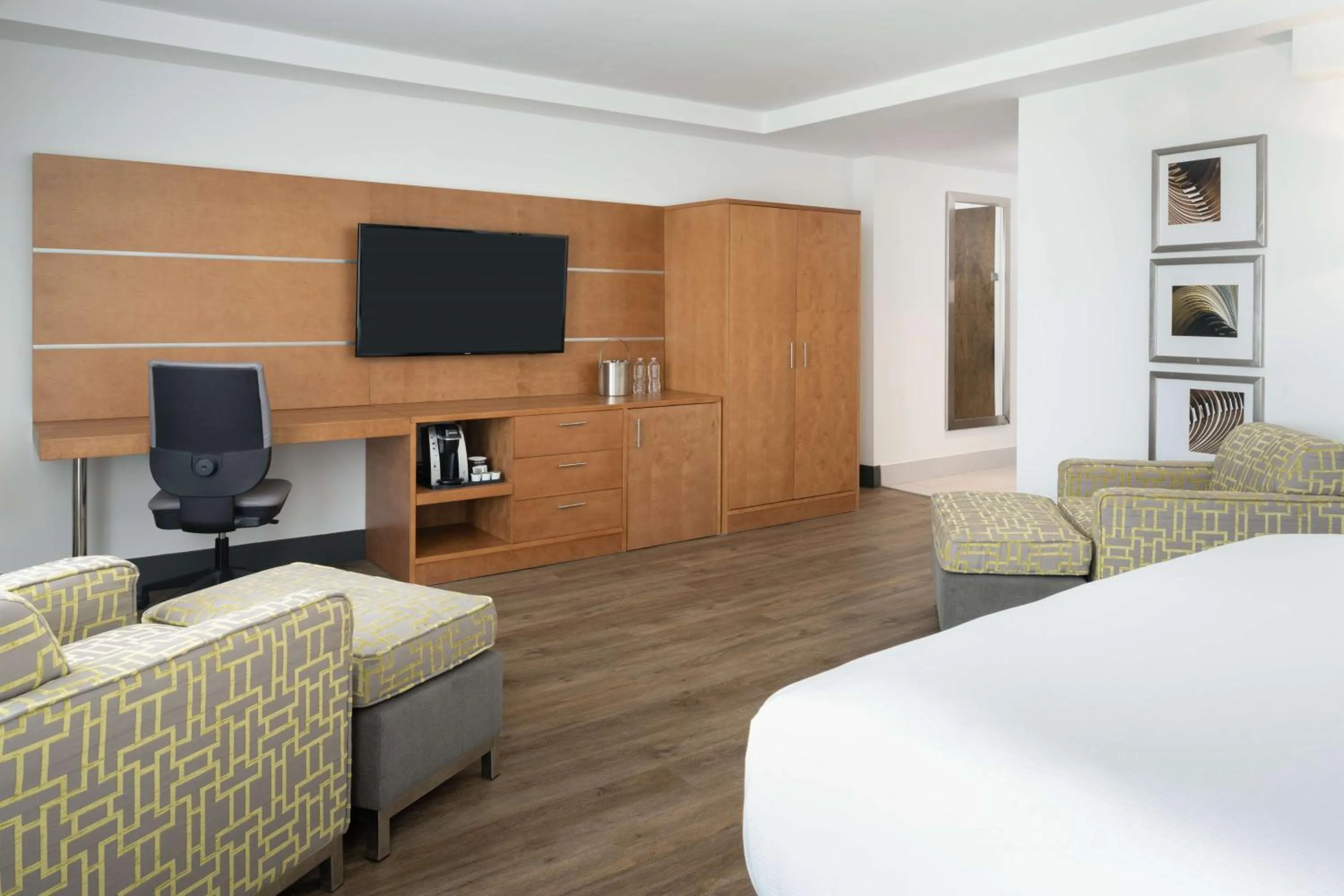 Living room, Bed in DoubleTree by Hilton Miami North I-95