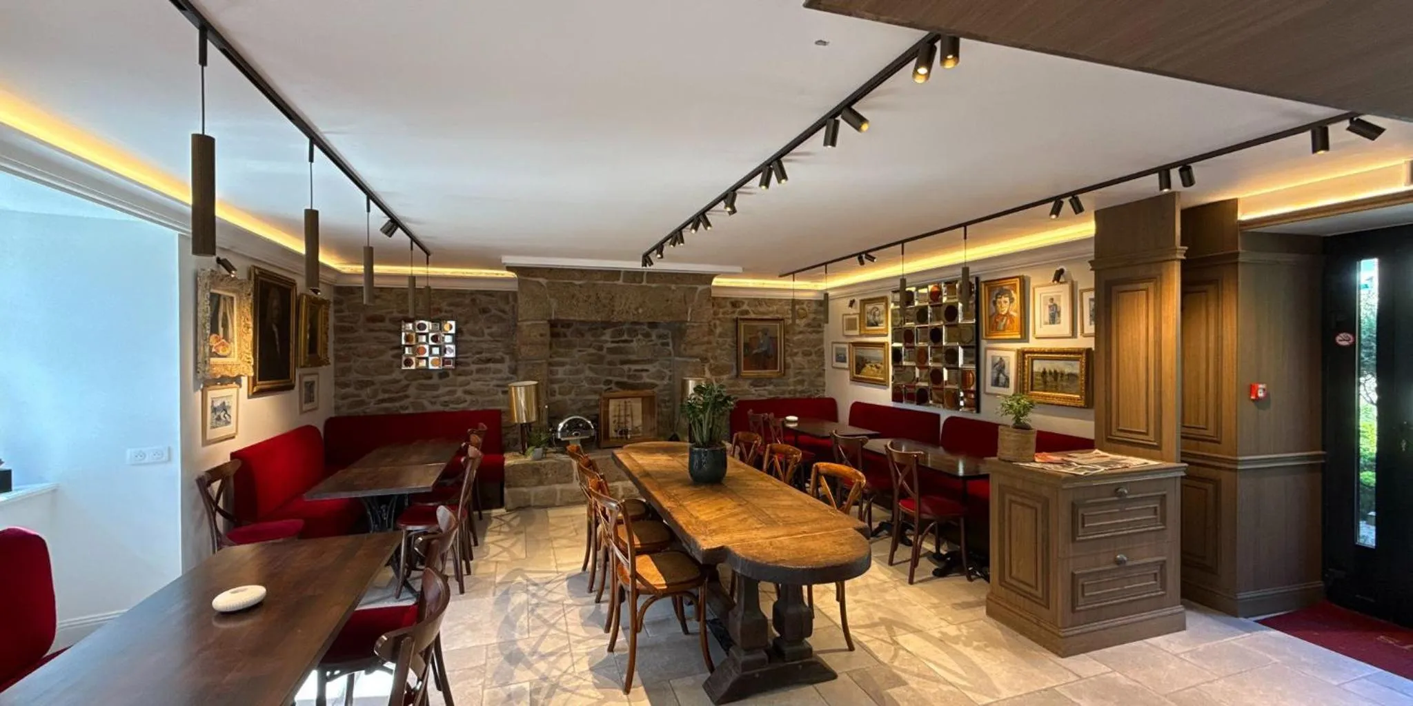 Restaurant/places to eat in Manoir Des Douets Fleuris