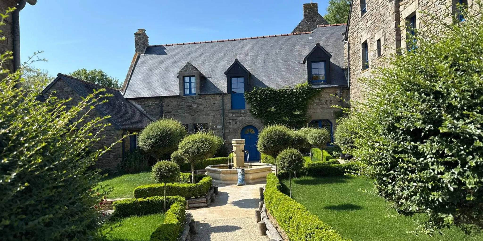 Inner courtyard view in Manoir Des Douets Fleuris