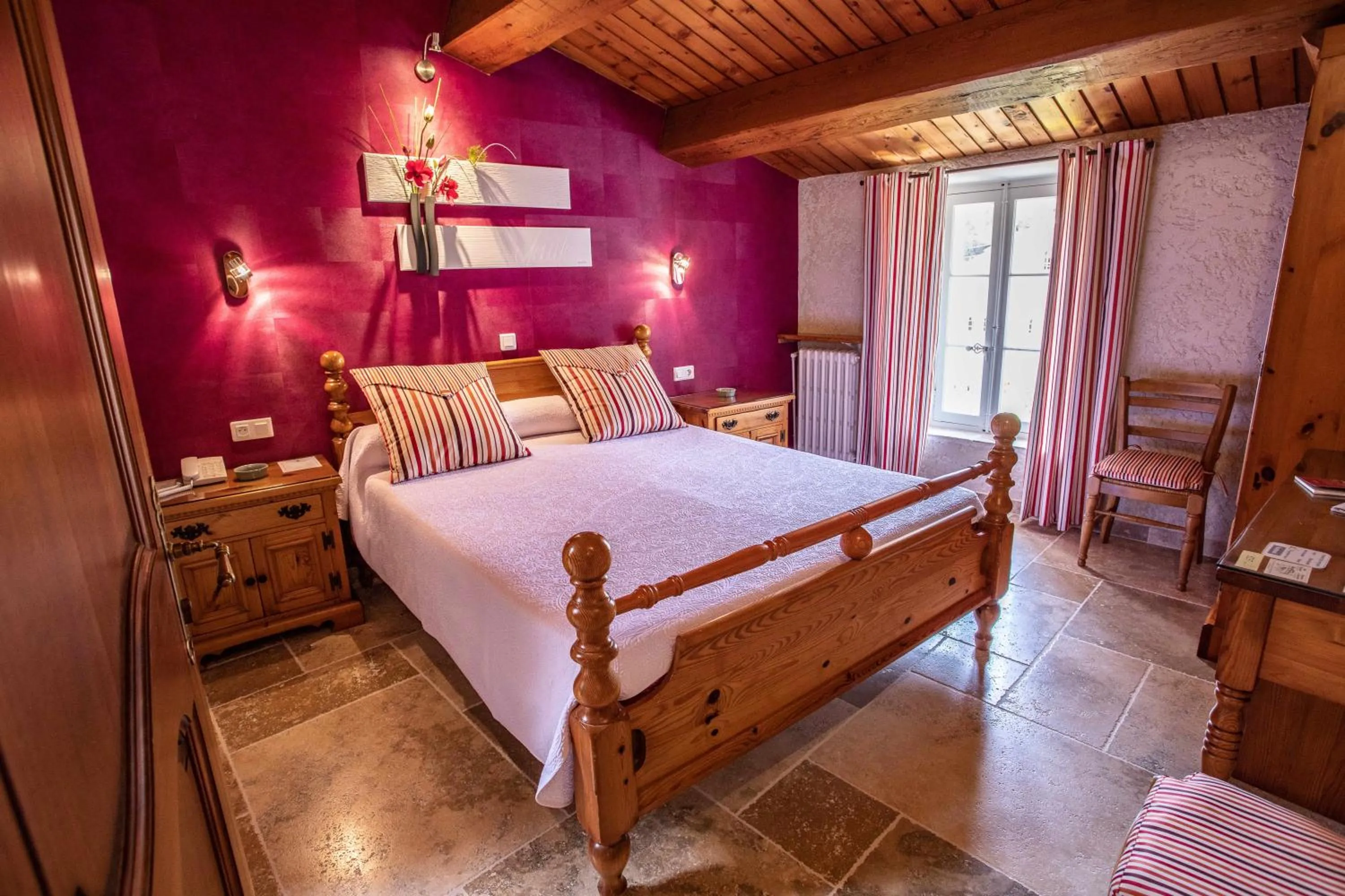 Bed in L' Escapade Hôtel & Restaurant