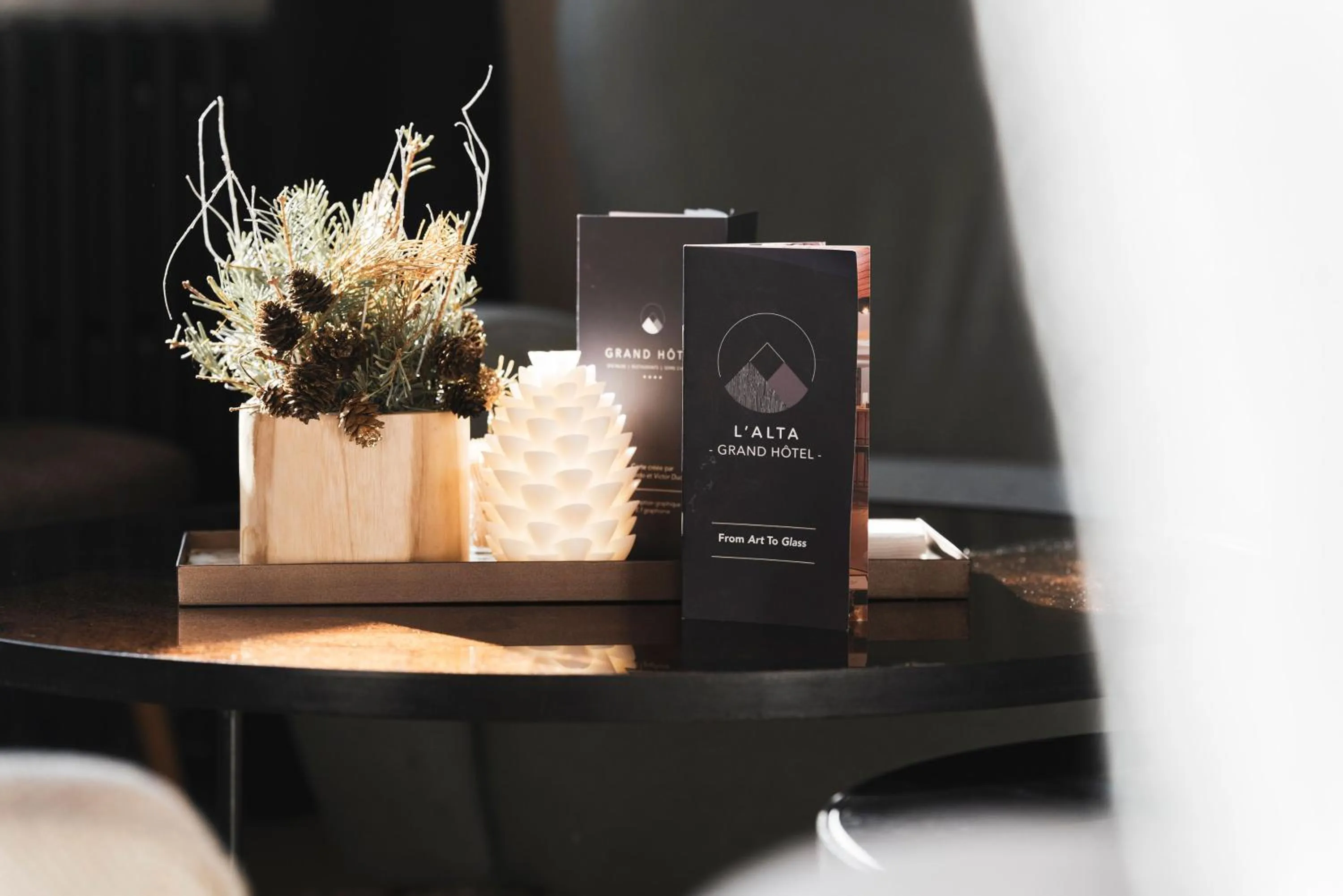 Lounge or bar in Grand Hôtel & Spa NUXE Serre Chevalier