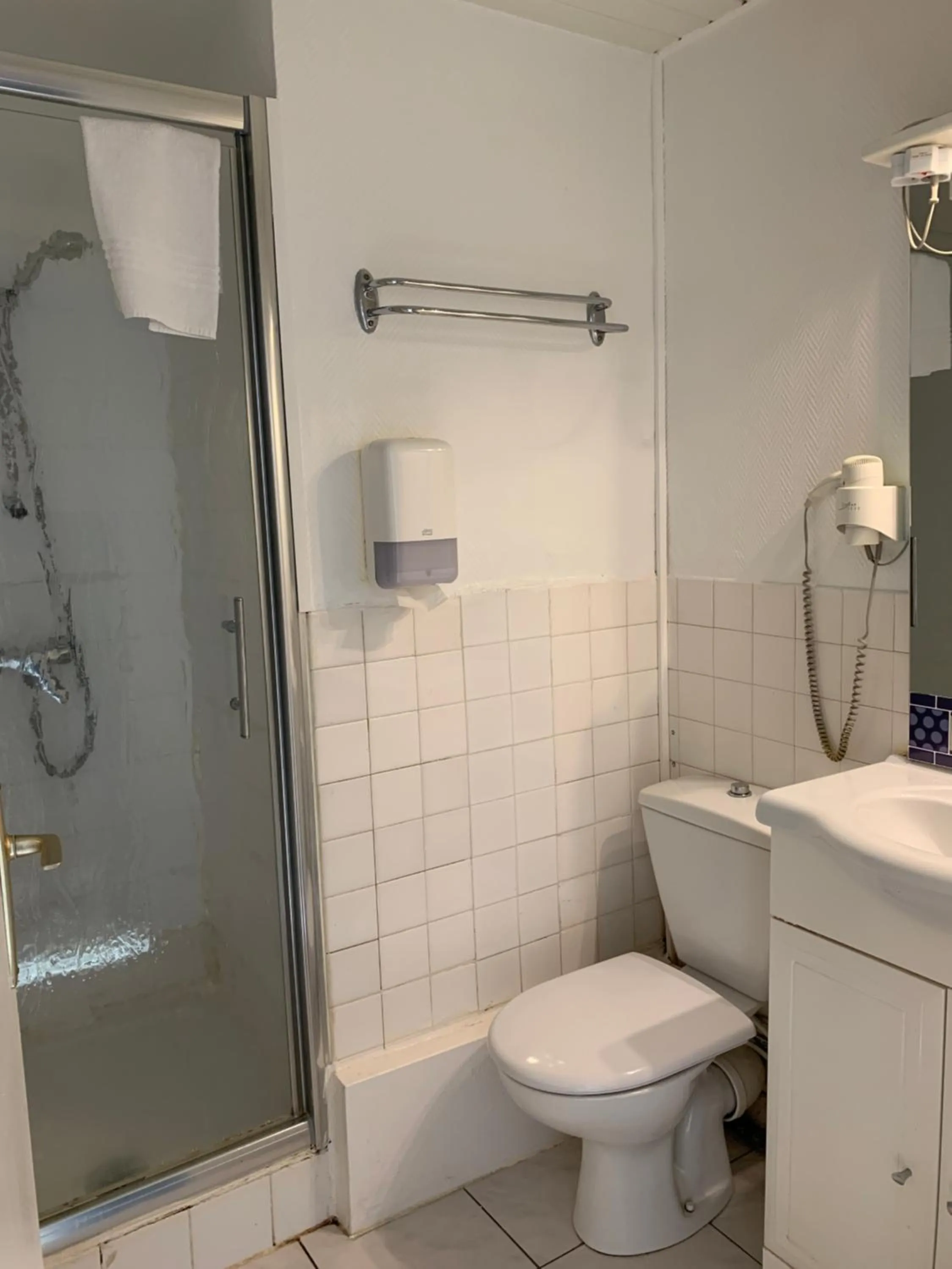 Shower in Hotel Wilson Square