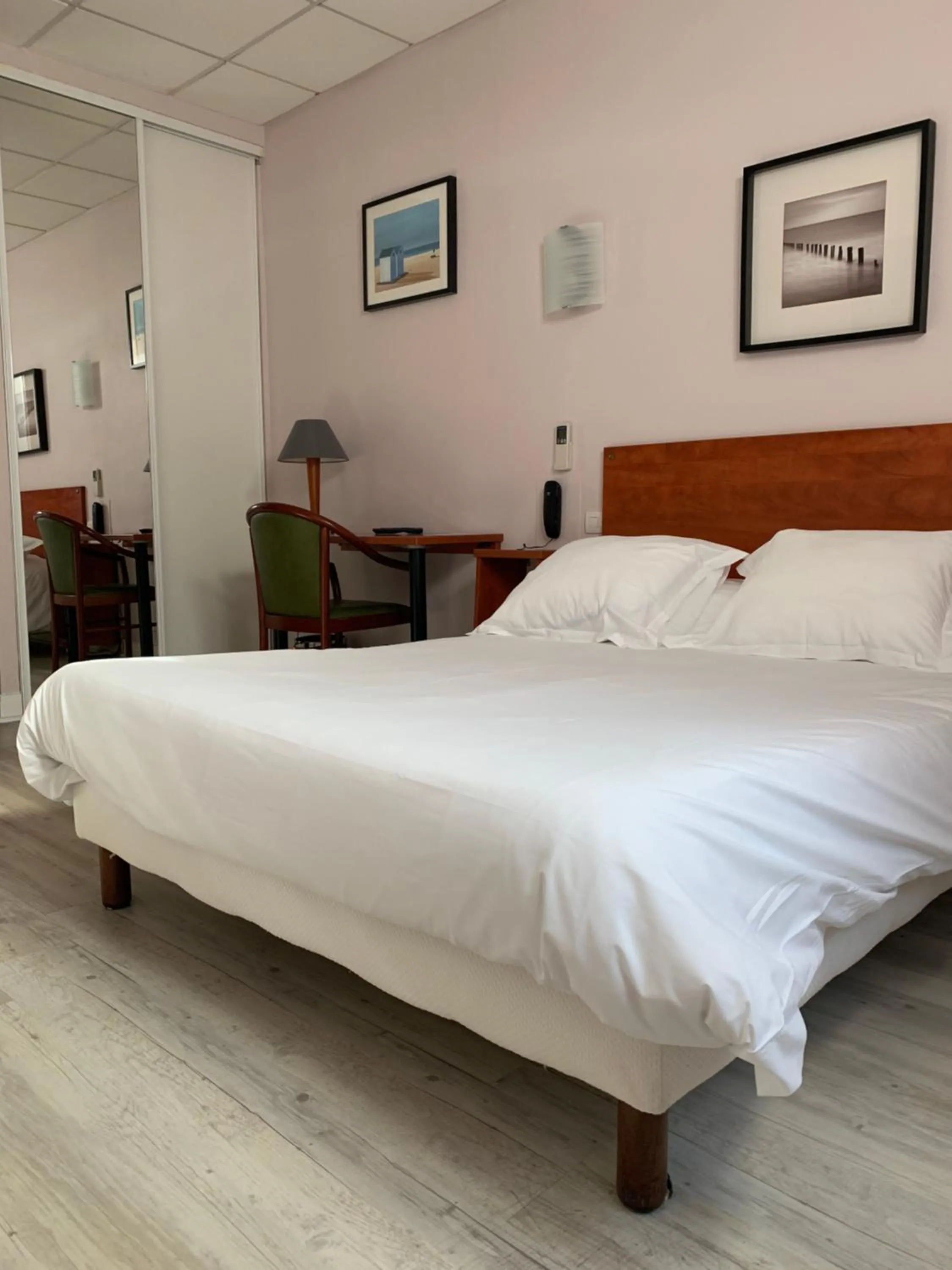 Bed in Hotel Wilson Square