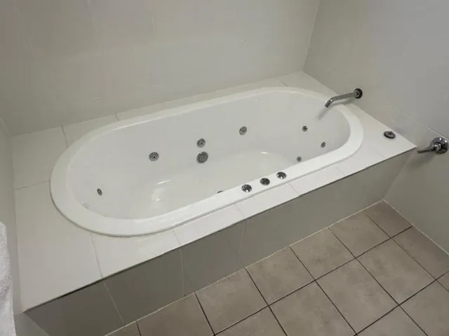 Bath in City Centre Motel Kempsey