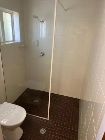 Shower in City Centre Motel Kempsey