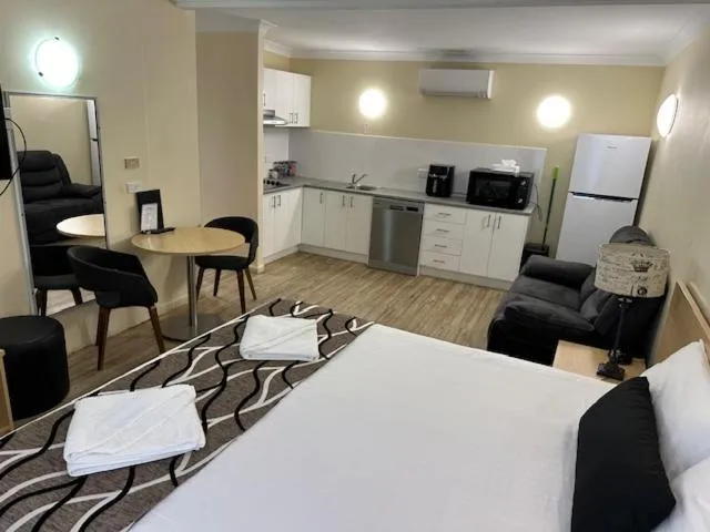 Kitchen or kitchenette, Bed in City Centre Motel Kempsey