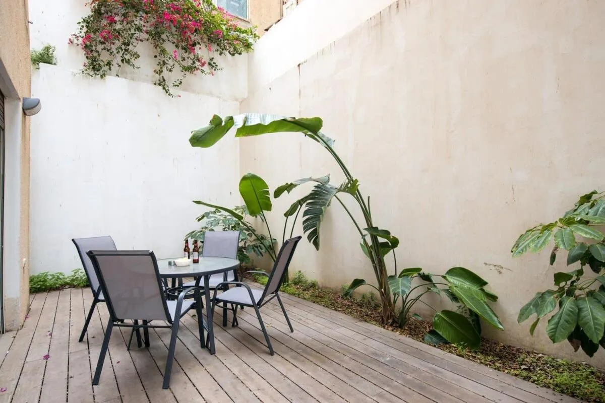 Modern Apartment w/ Garden 2 min from the Beach