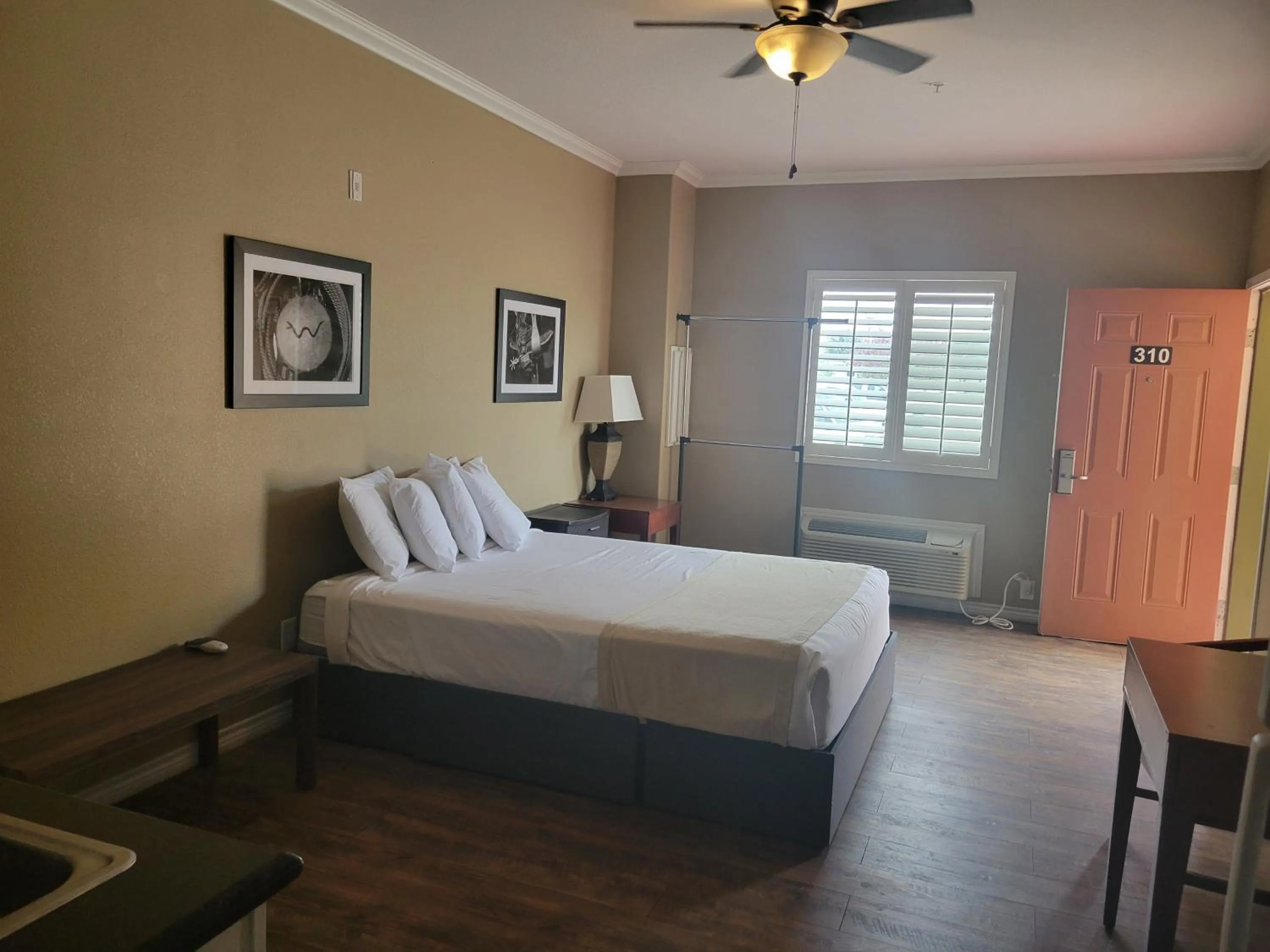 Bed in Cotulla Whitten Inn