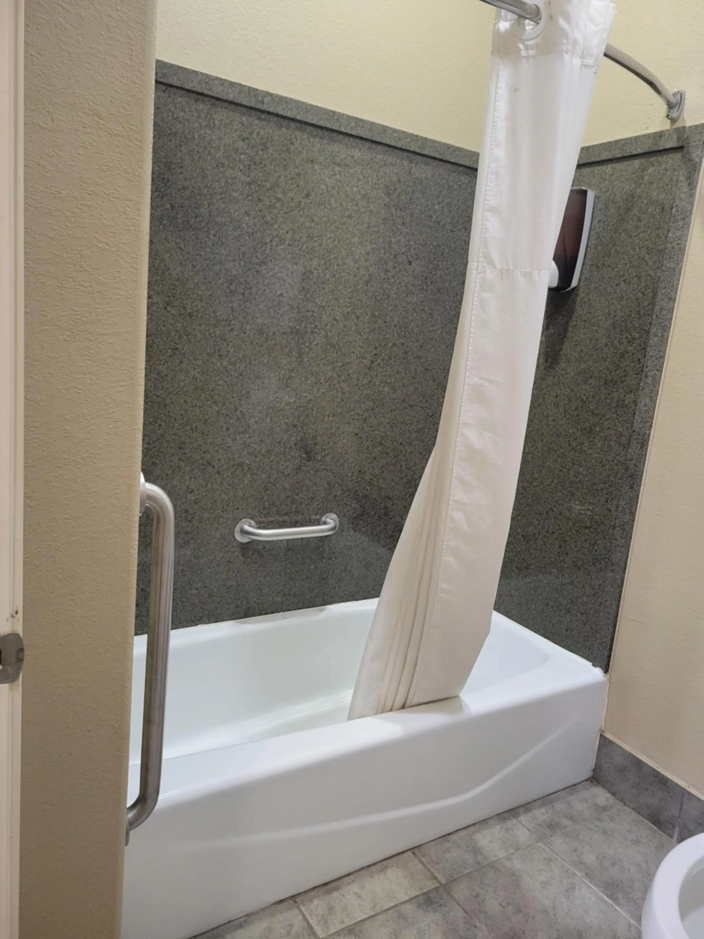 Bath in Cotulla Whitten Inn