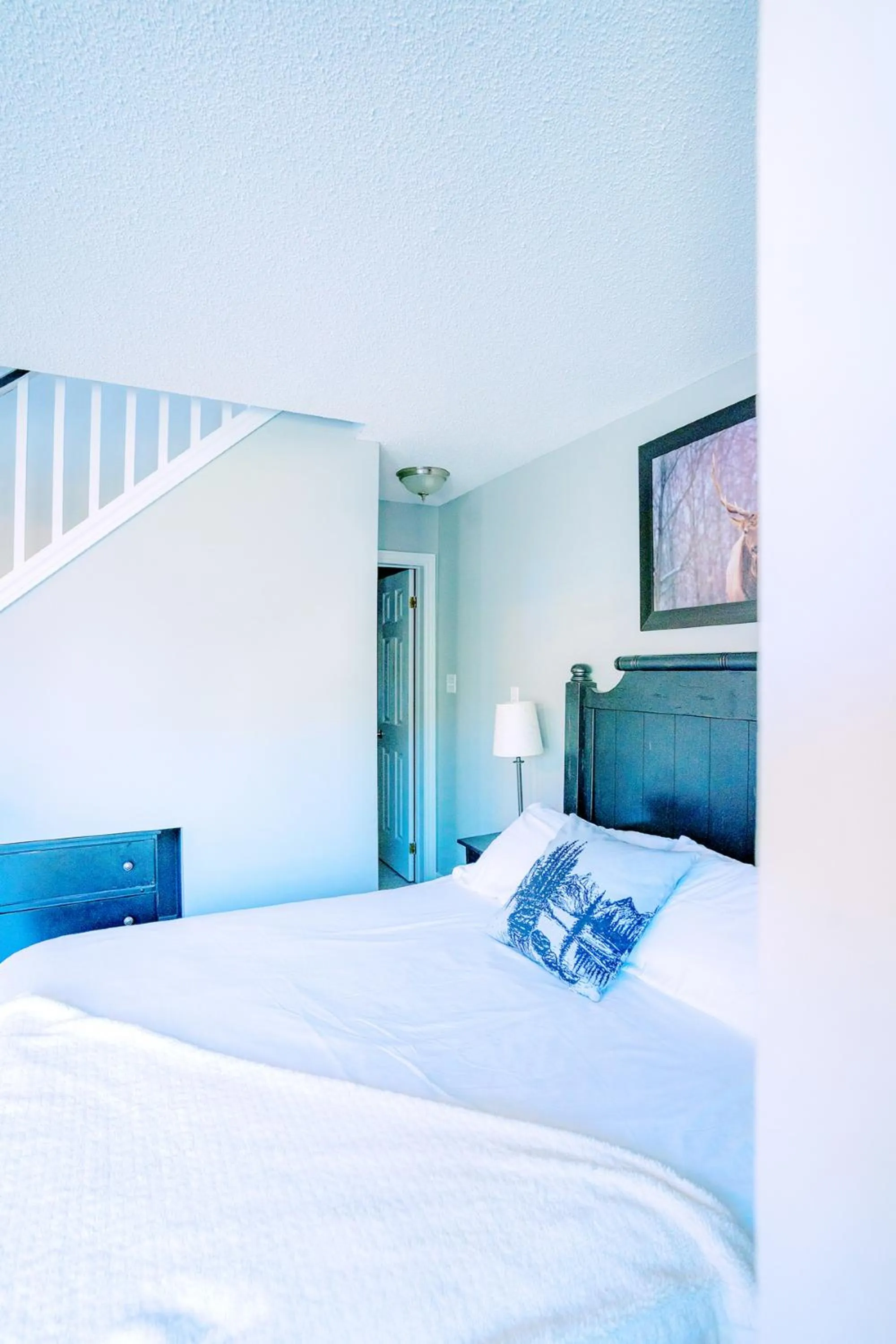 Bed in Gorgeous Loft in the Heart of Blue Mountain