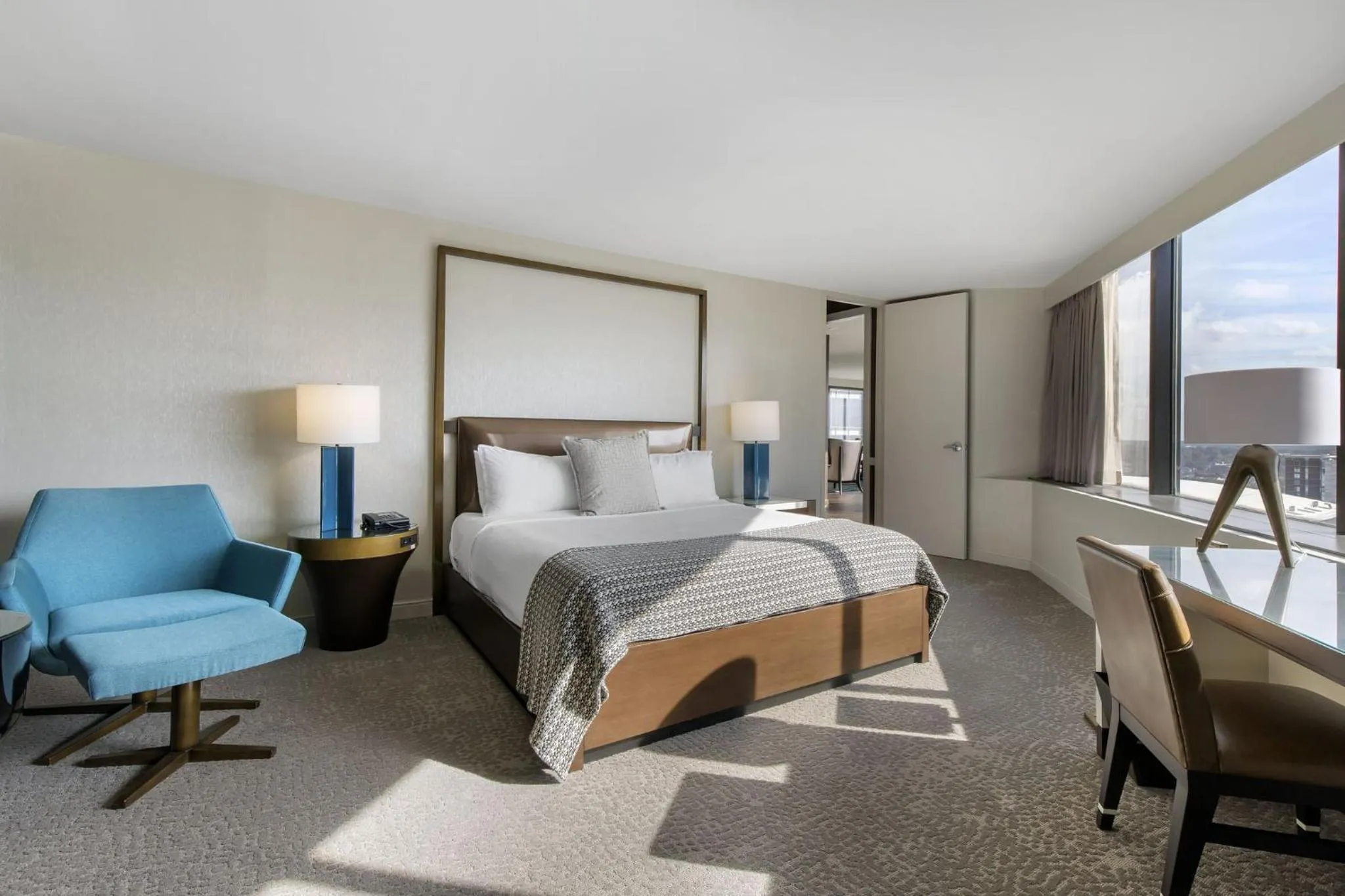 Photo of the whole room, Bed in Omni Charlotte Hotel