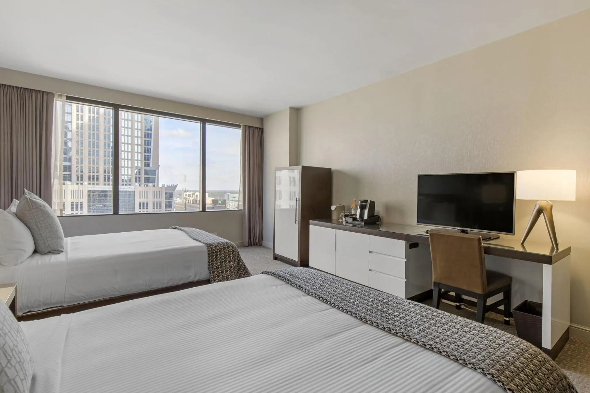 Photo of the whole room, Bed in Omni Charlotte Hotel