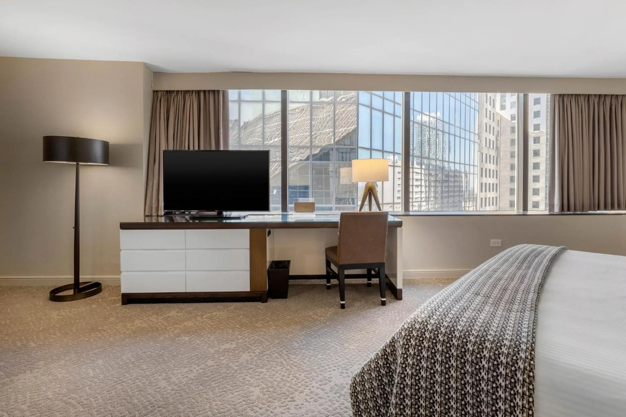 Photo of the whole room, Bed in Omni Charlotte Hotel