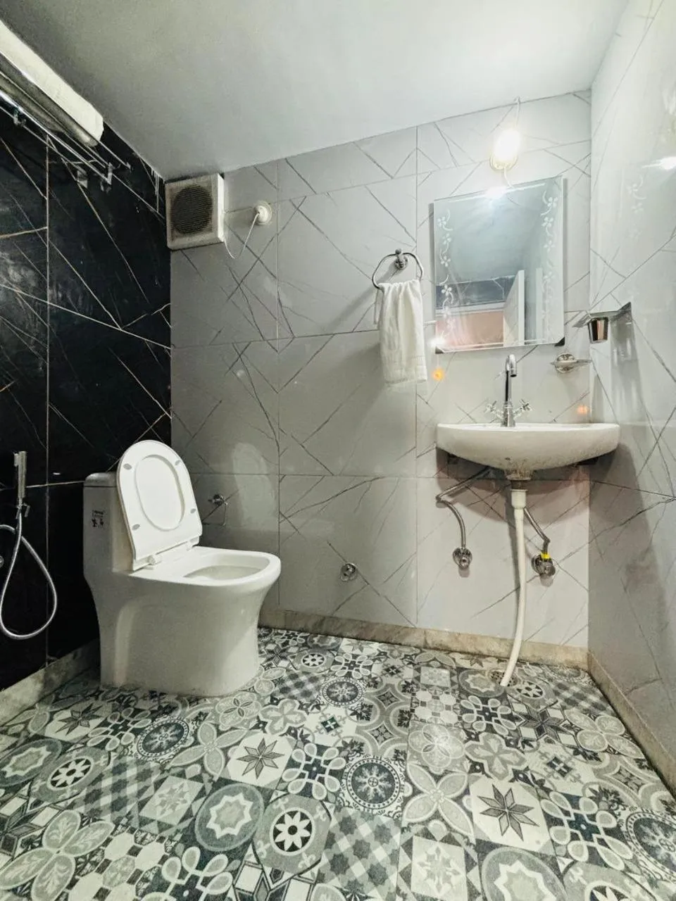 Shower in Hotel Amar