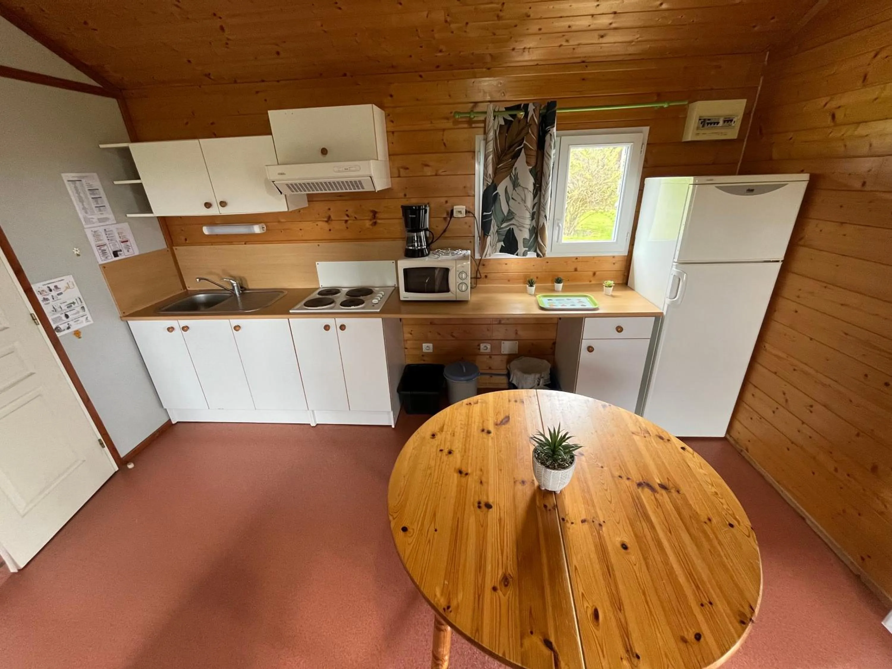 kitchen in Camping de Saulieu