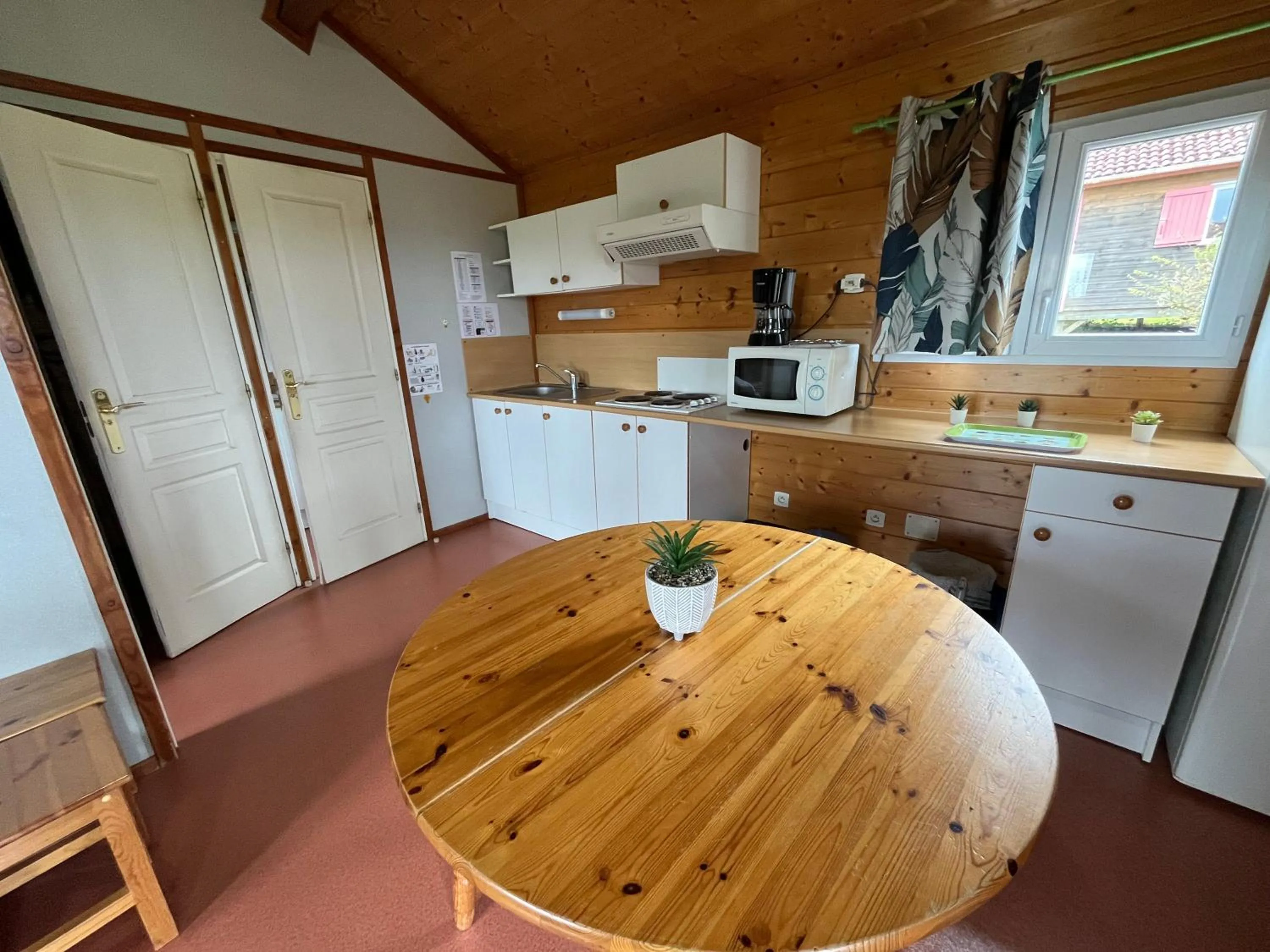 kitchen in Camping de Saulieu