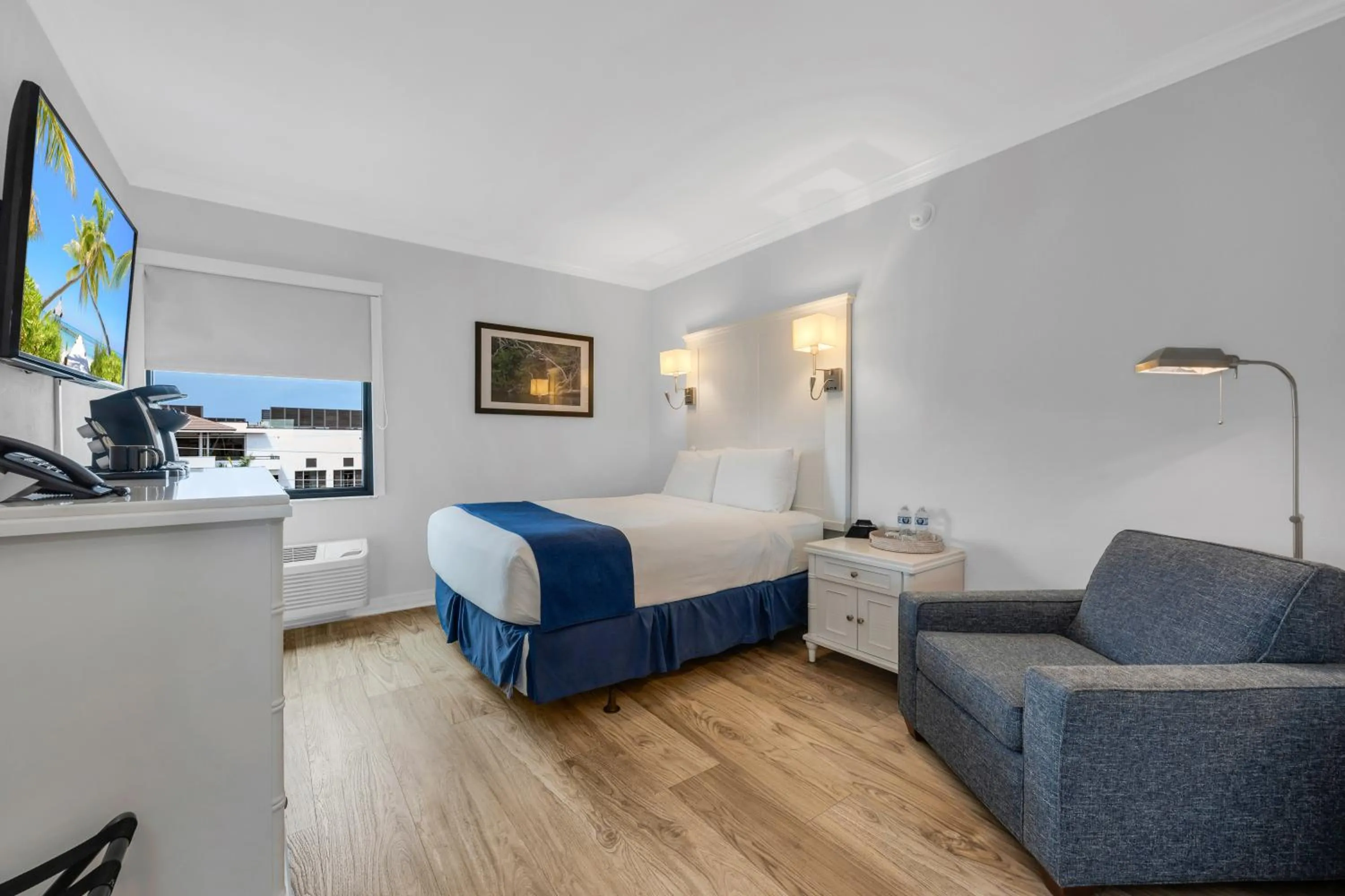 Photo of the whole room, Bed in Bayfront Inn 5th Avenue