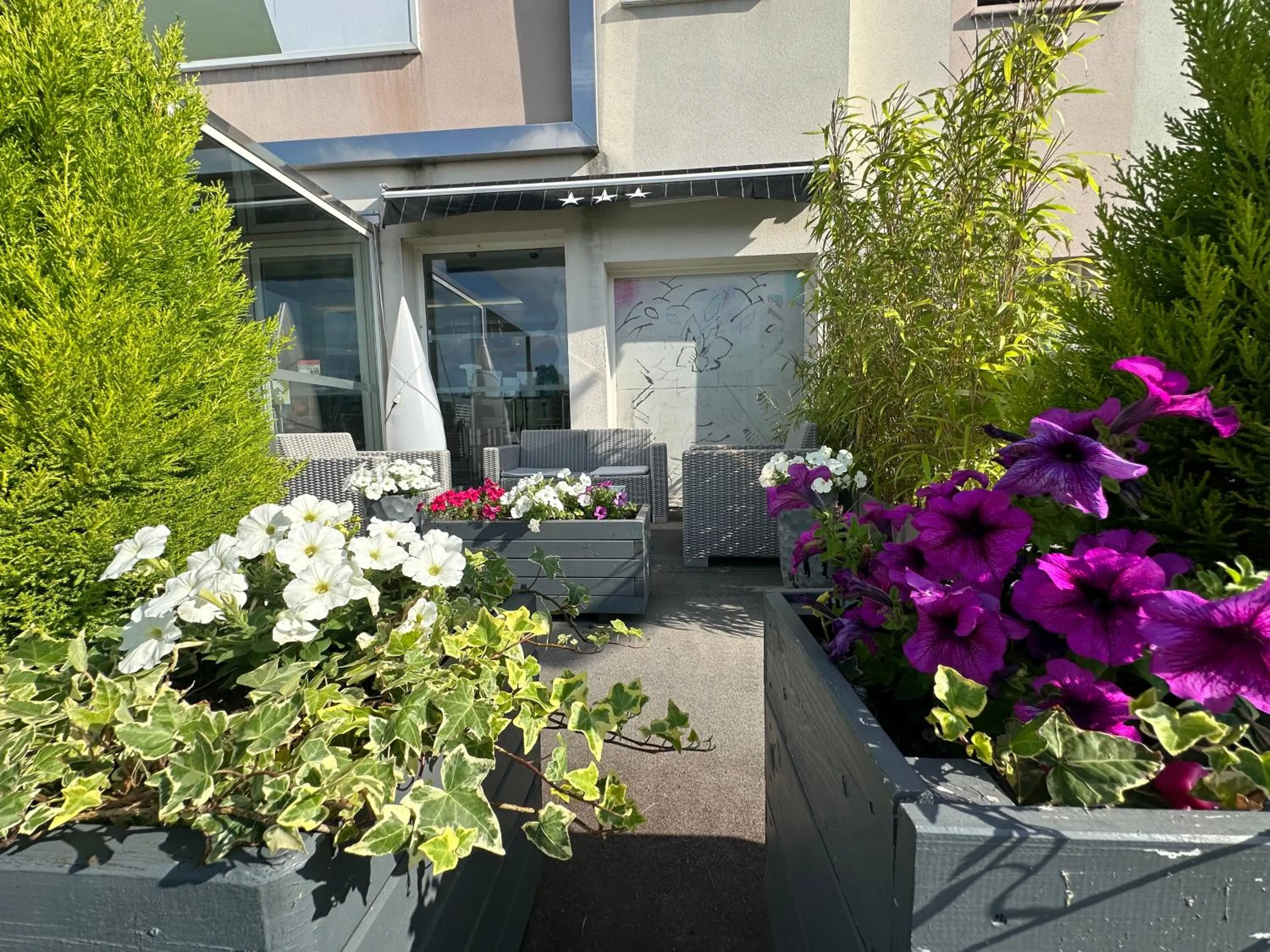 Patio in Hôtel Gardenia Bordeaux Est