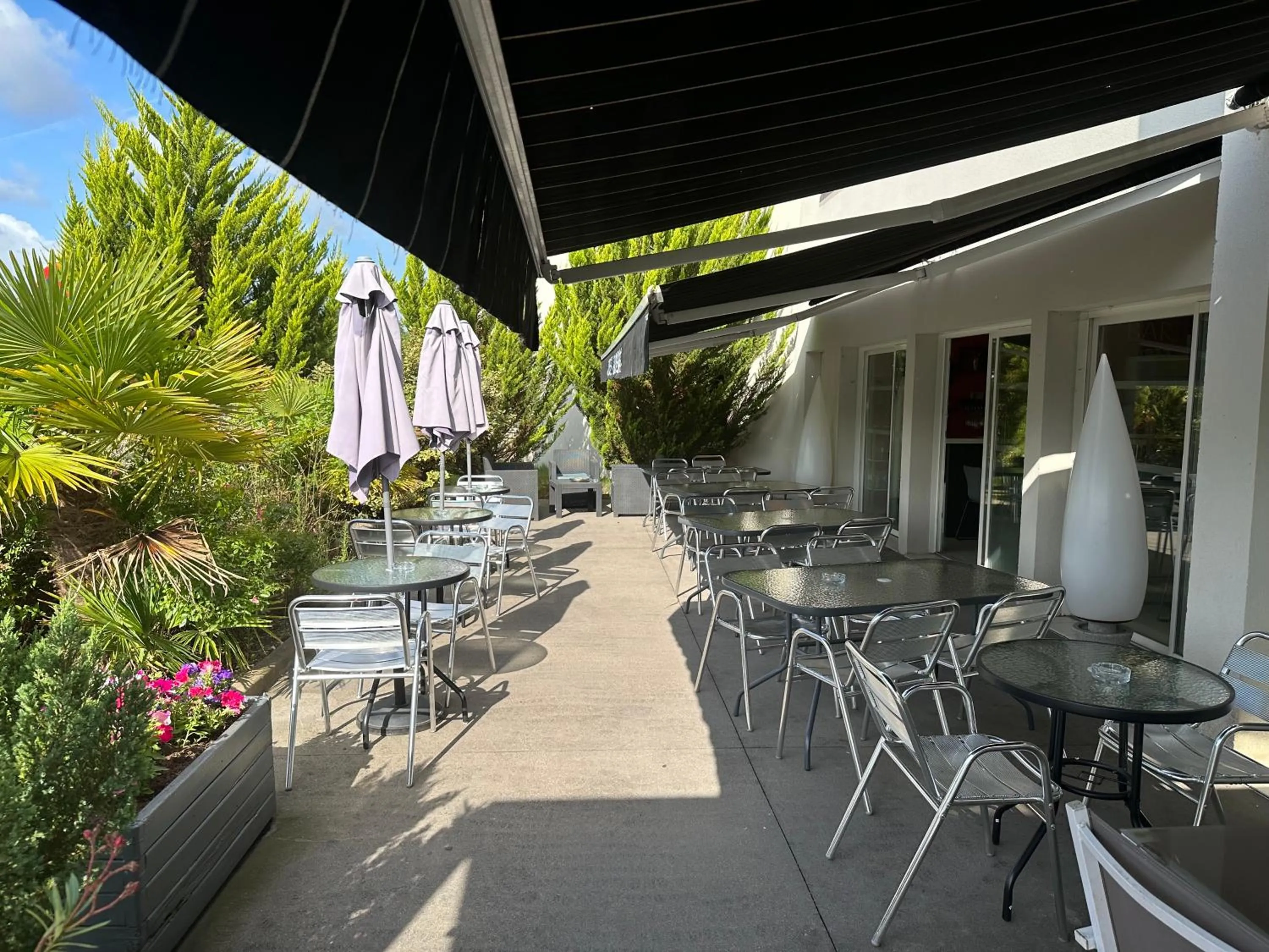 Patio in Hôtel Gardenia Bordeaux Est