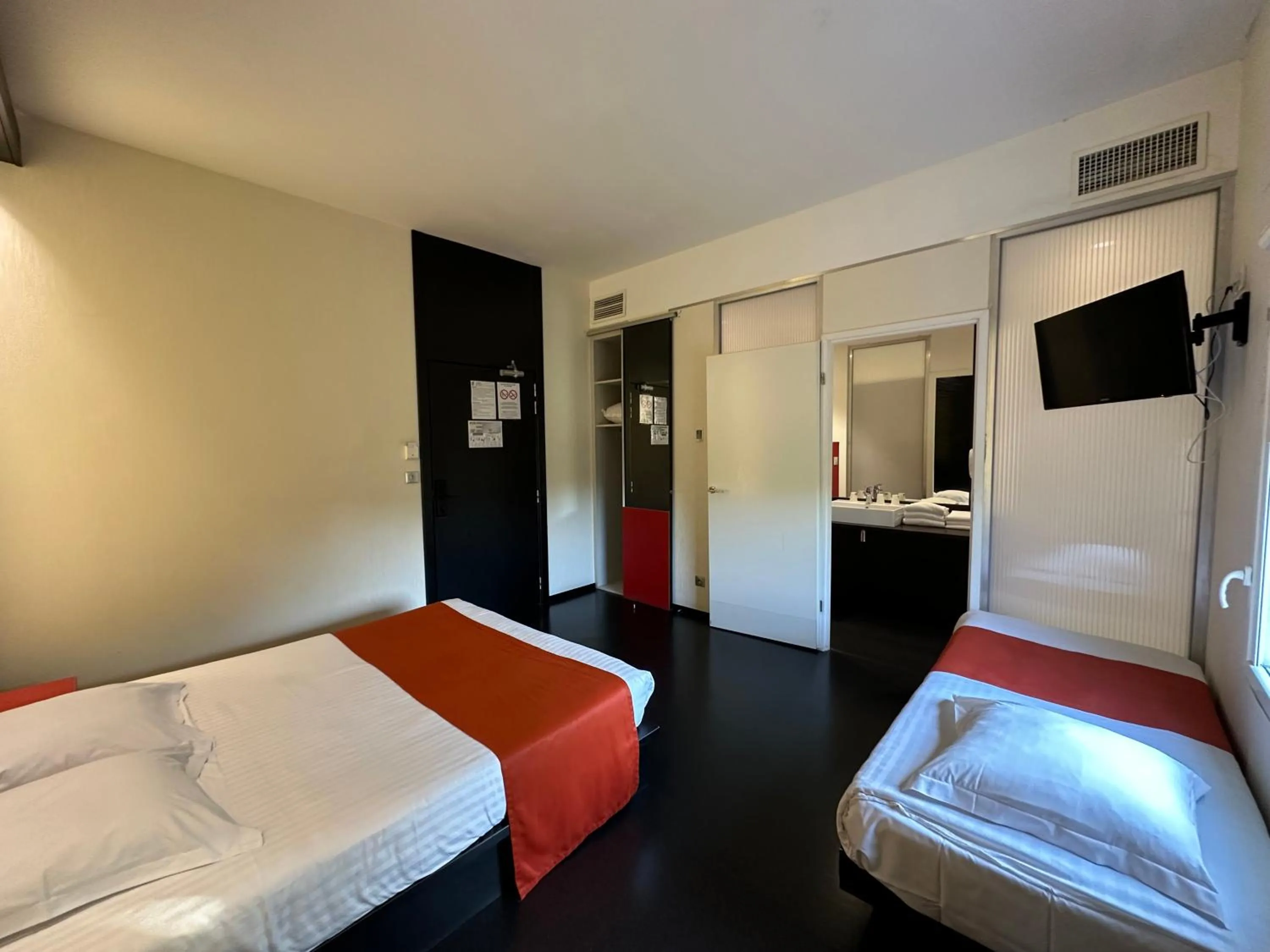 Bedroom, Bed in Hôtel Gardenia Bordeaux Est