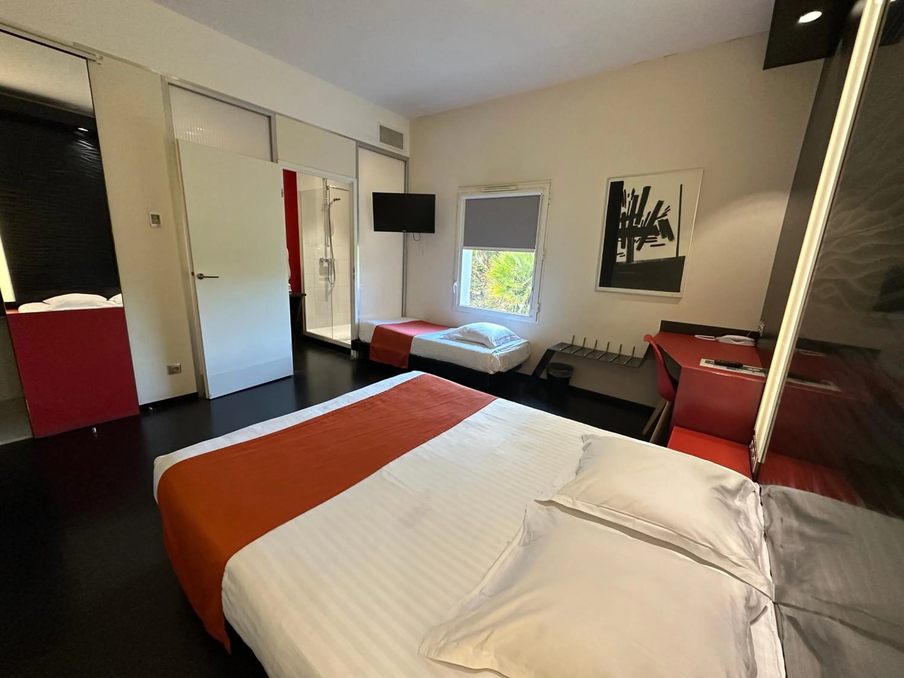 Bedroom, Bed in Hôtel Gardenia Bordeaux Est