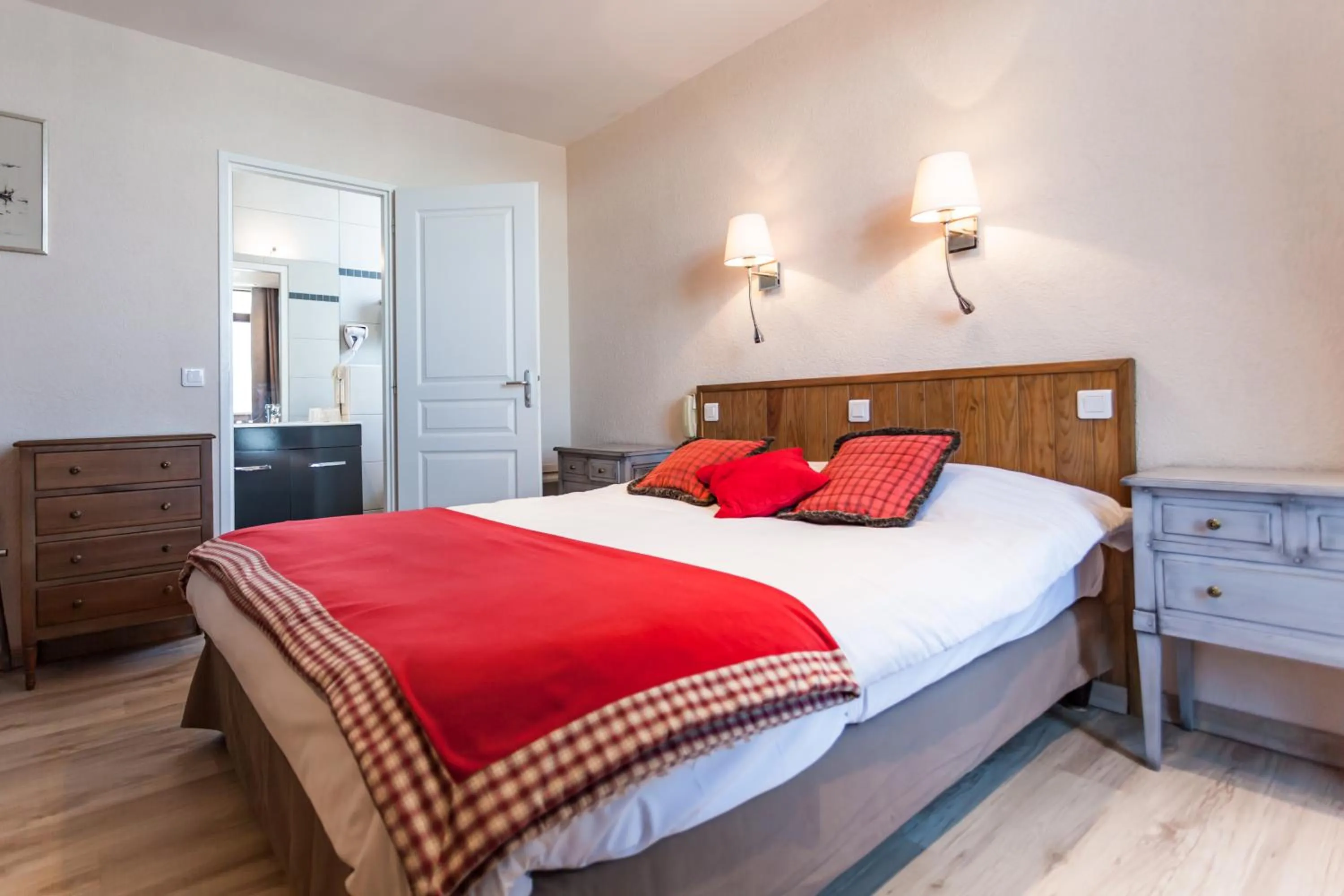 Photo of the whole room, Bed in Hôtel De La Plage