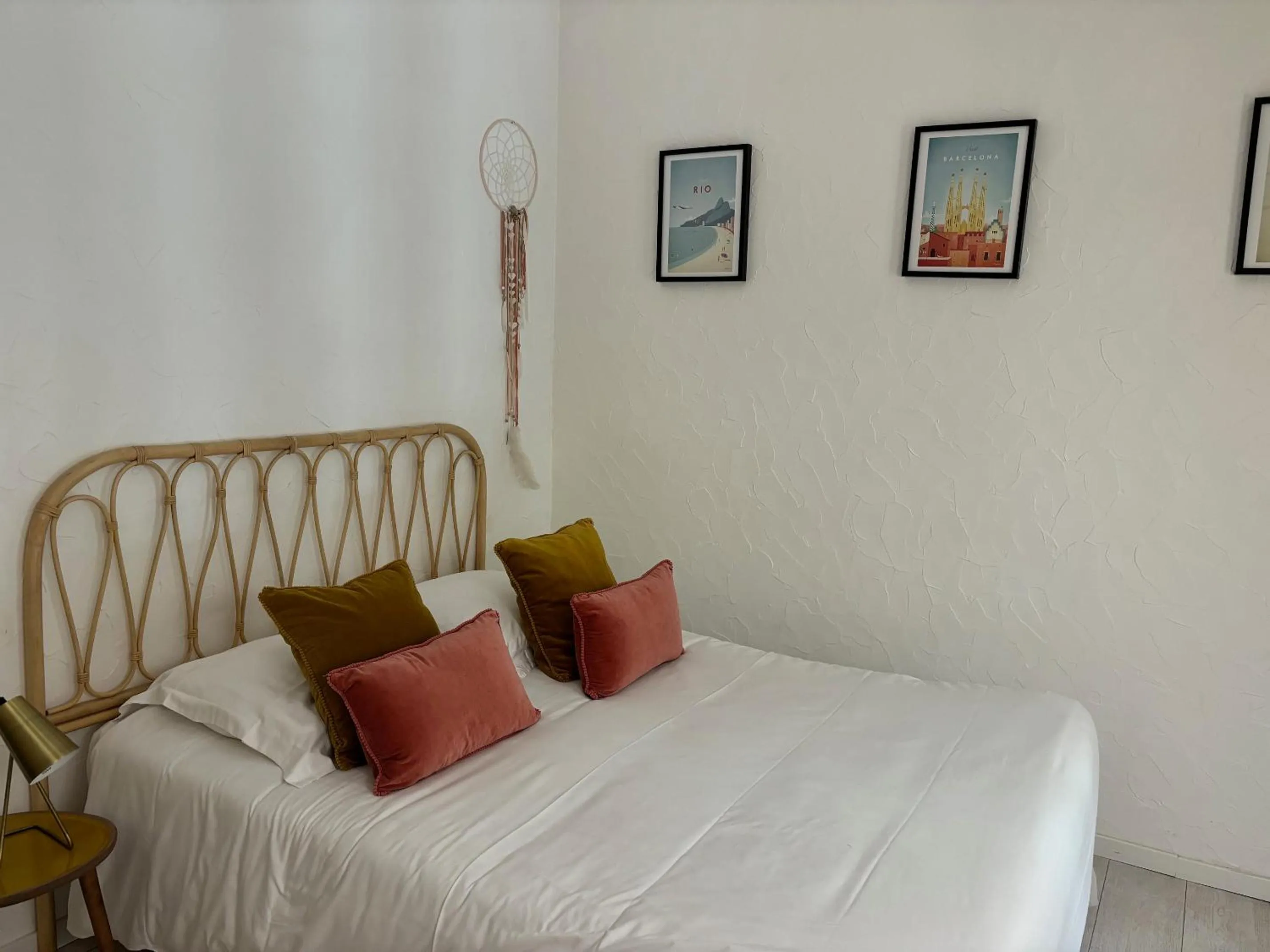 Bed in Logis Hôtel La Sommellerie