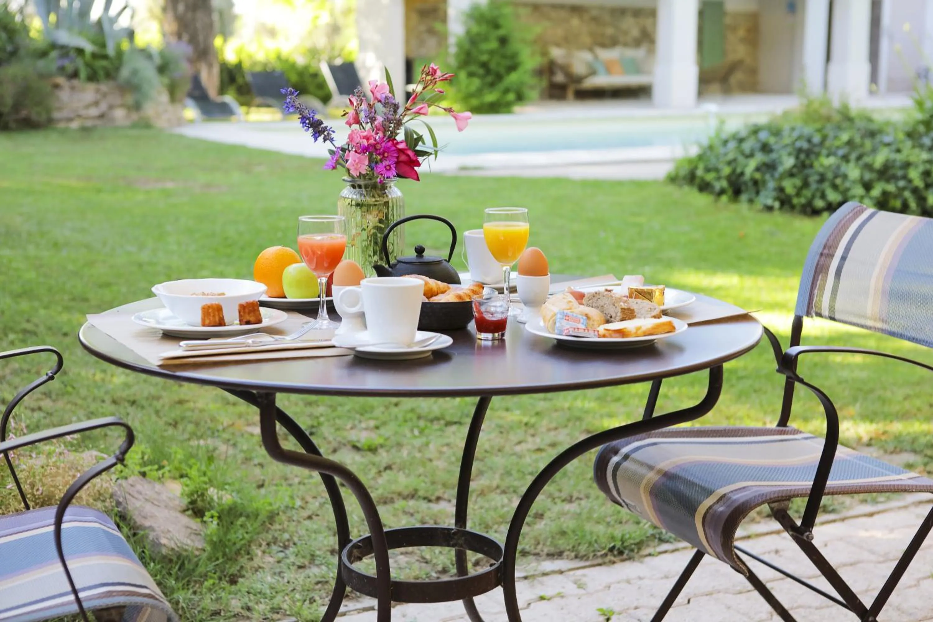 Patio in Logis Hôtel La Sommellerie