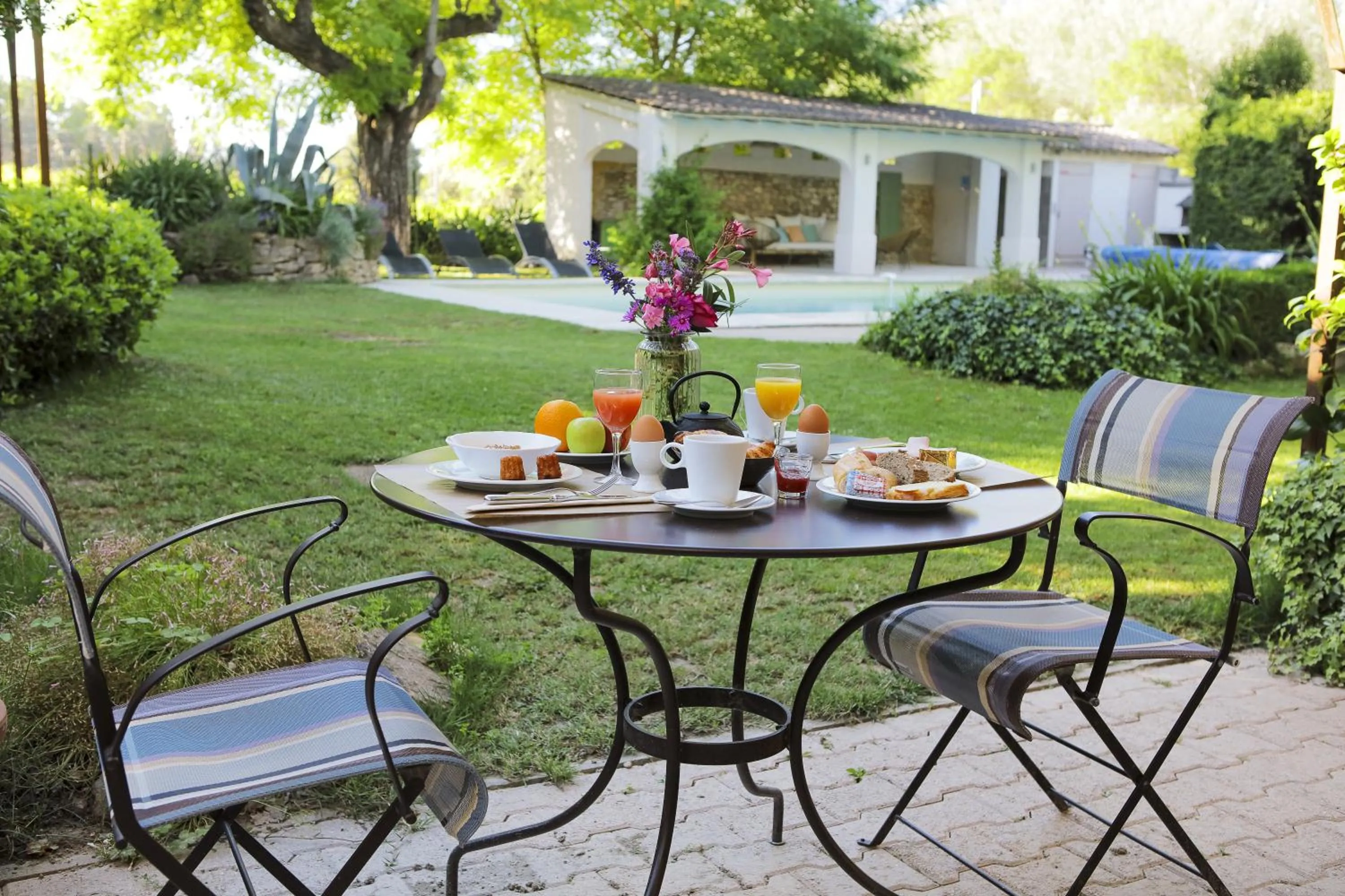 Patio in Logis Hôtel La Sommellerie