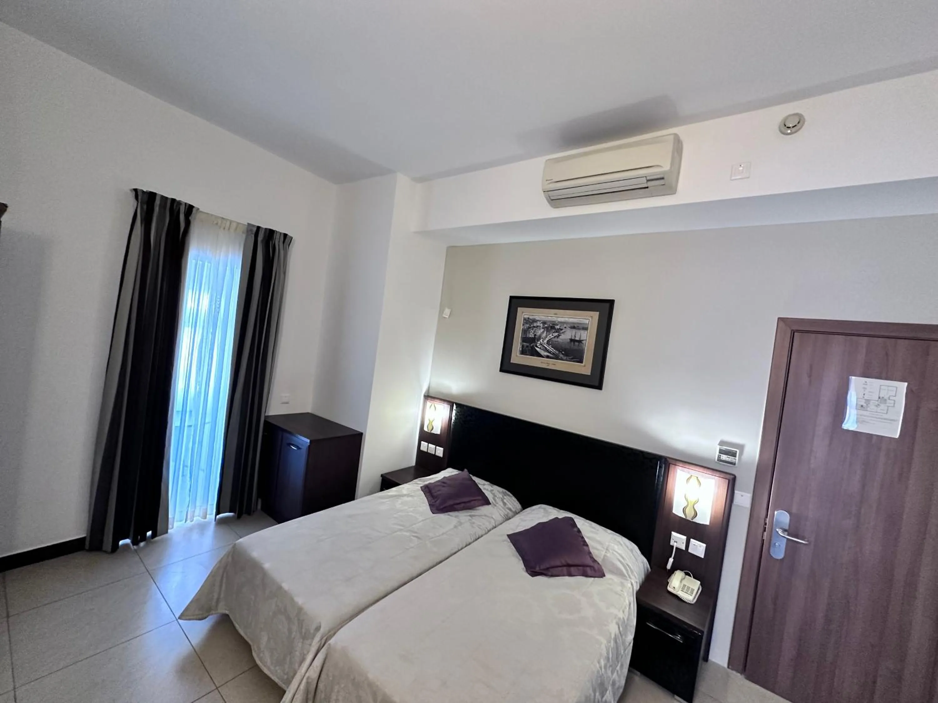 Bedroom, Bed in Grand Harbour Hotel