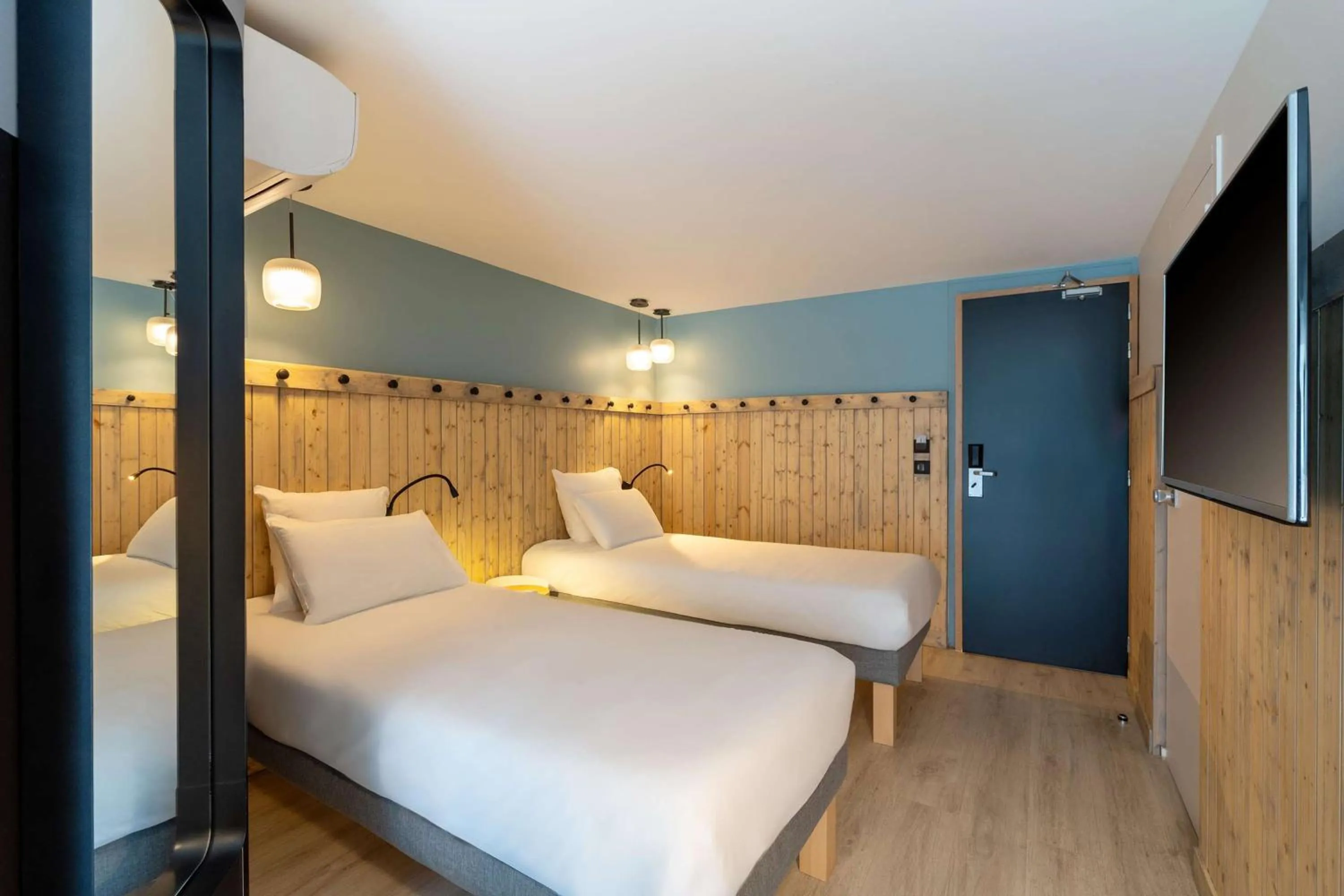 Bed in Best Western Bourgoin Jallieu