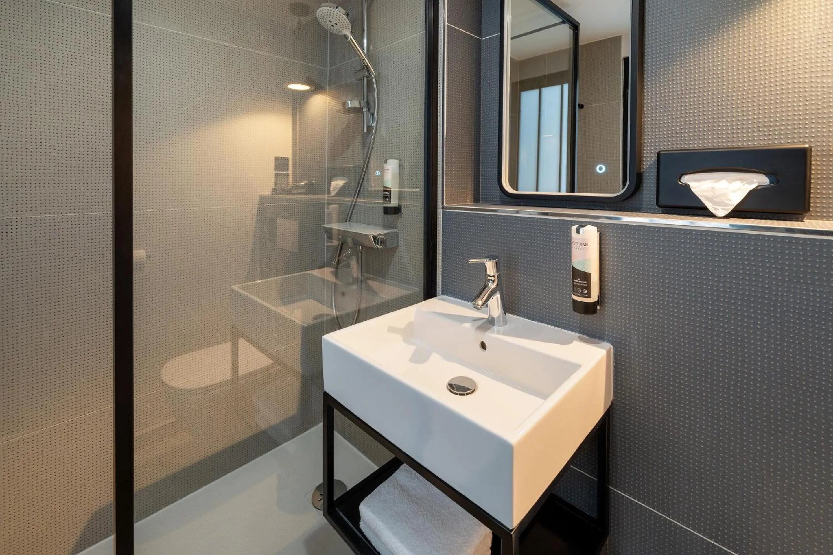 Shower in Best Western Bourgoin Jallieu