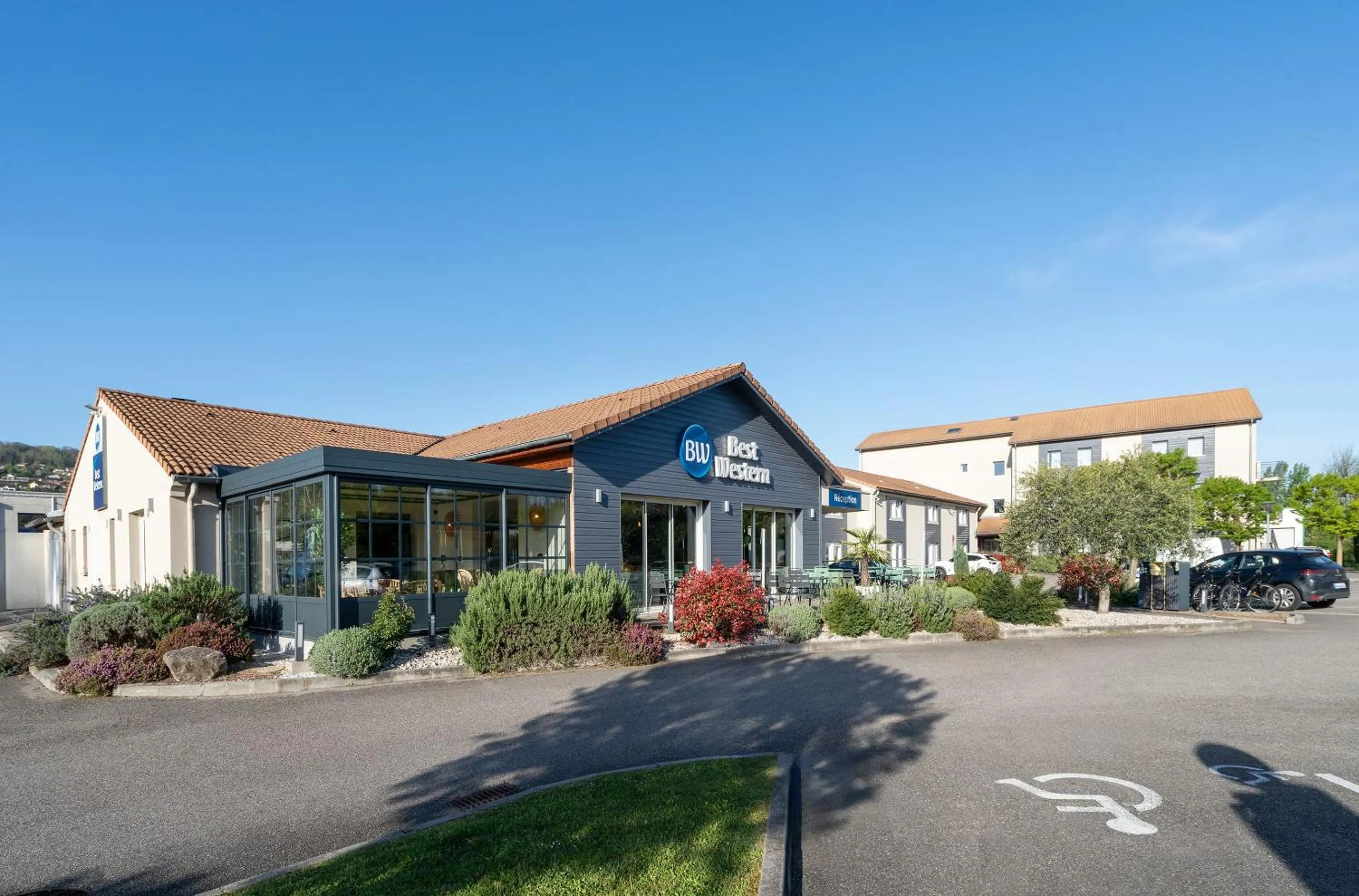 Property building in Best Western Bourgoin Jallieu