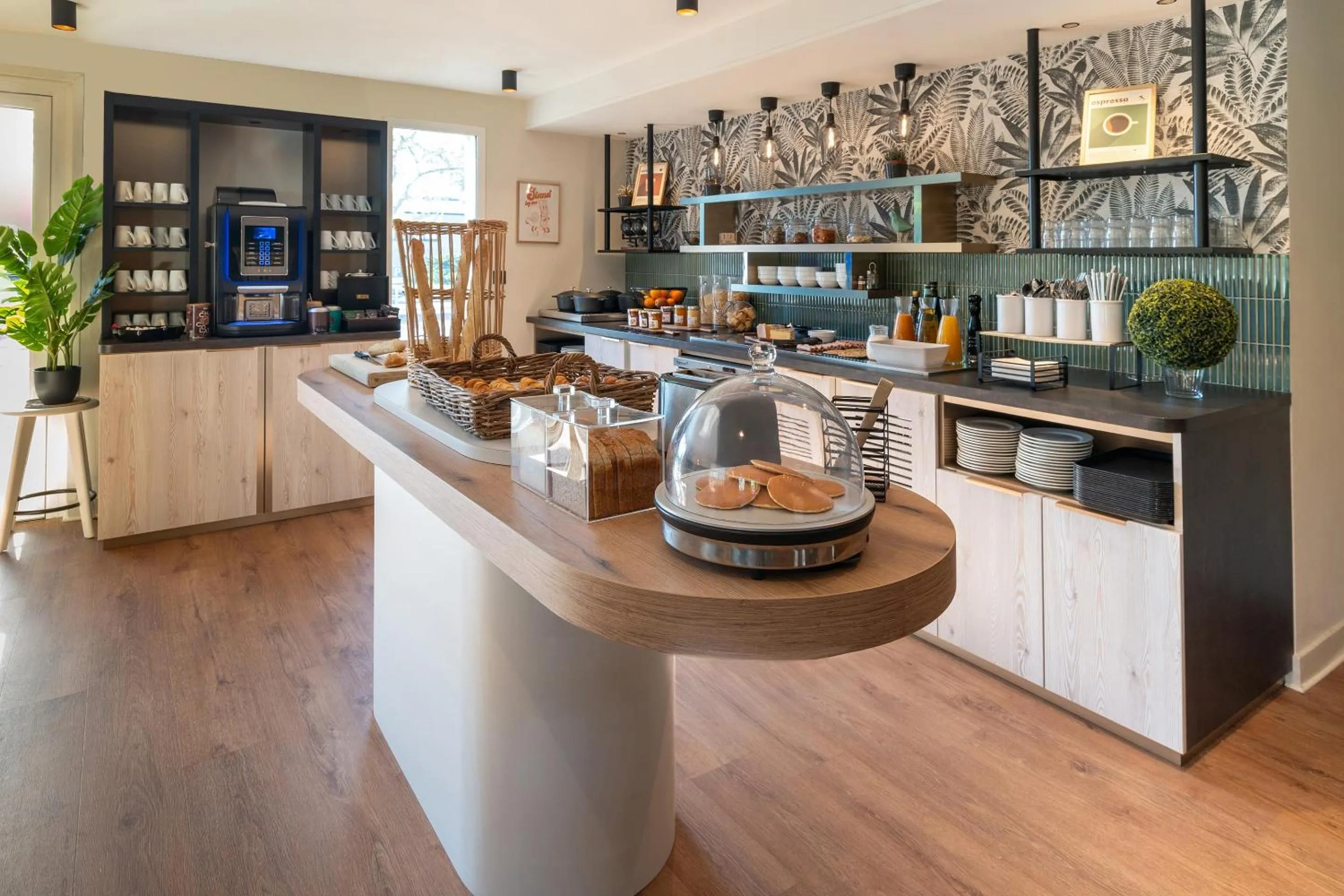 Coffee/tea facilities in Best Western Bourgoin Jallieu