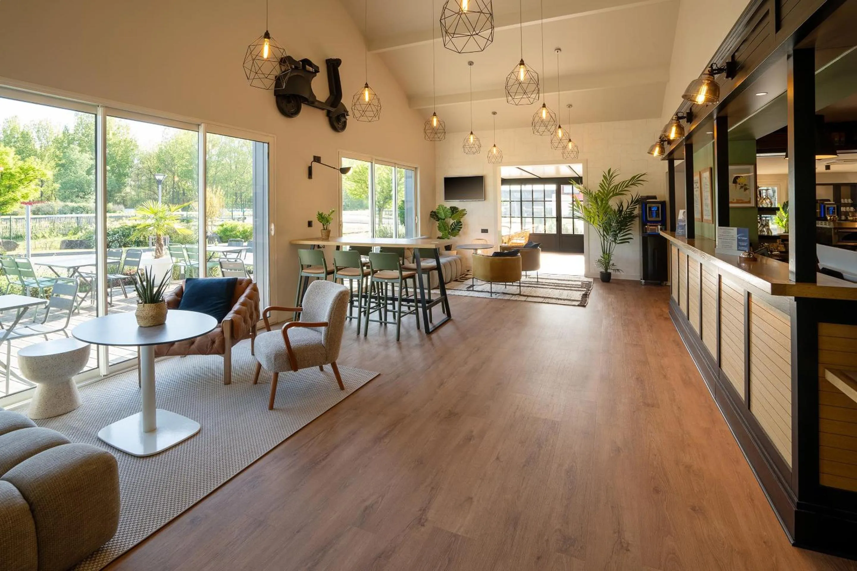 Communal lounge/ TV room in Best Western Bourgoin Jallieu