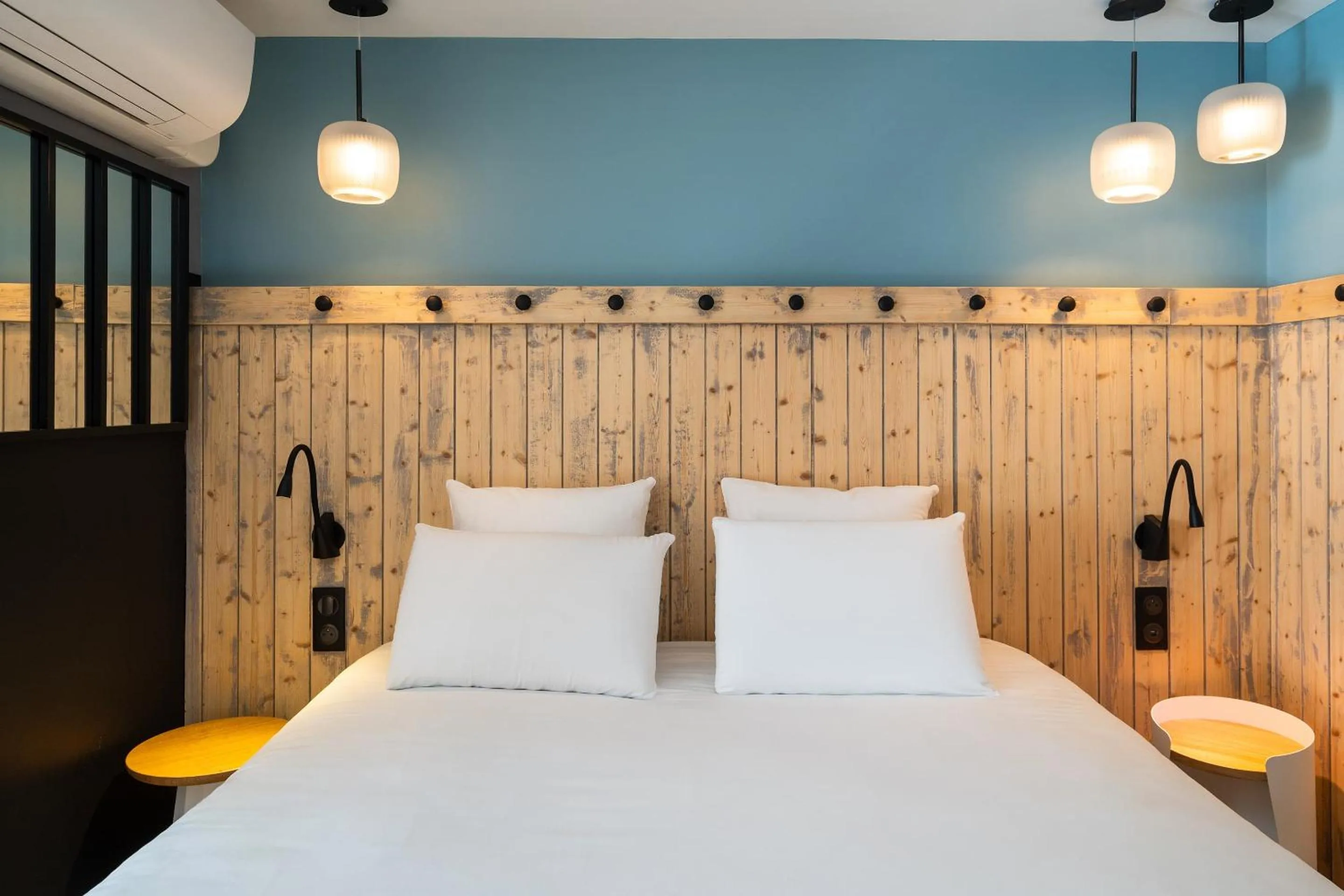 Bed in Best Western Bourgoin Jallieu