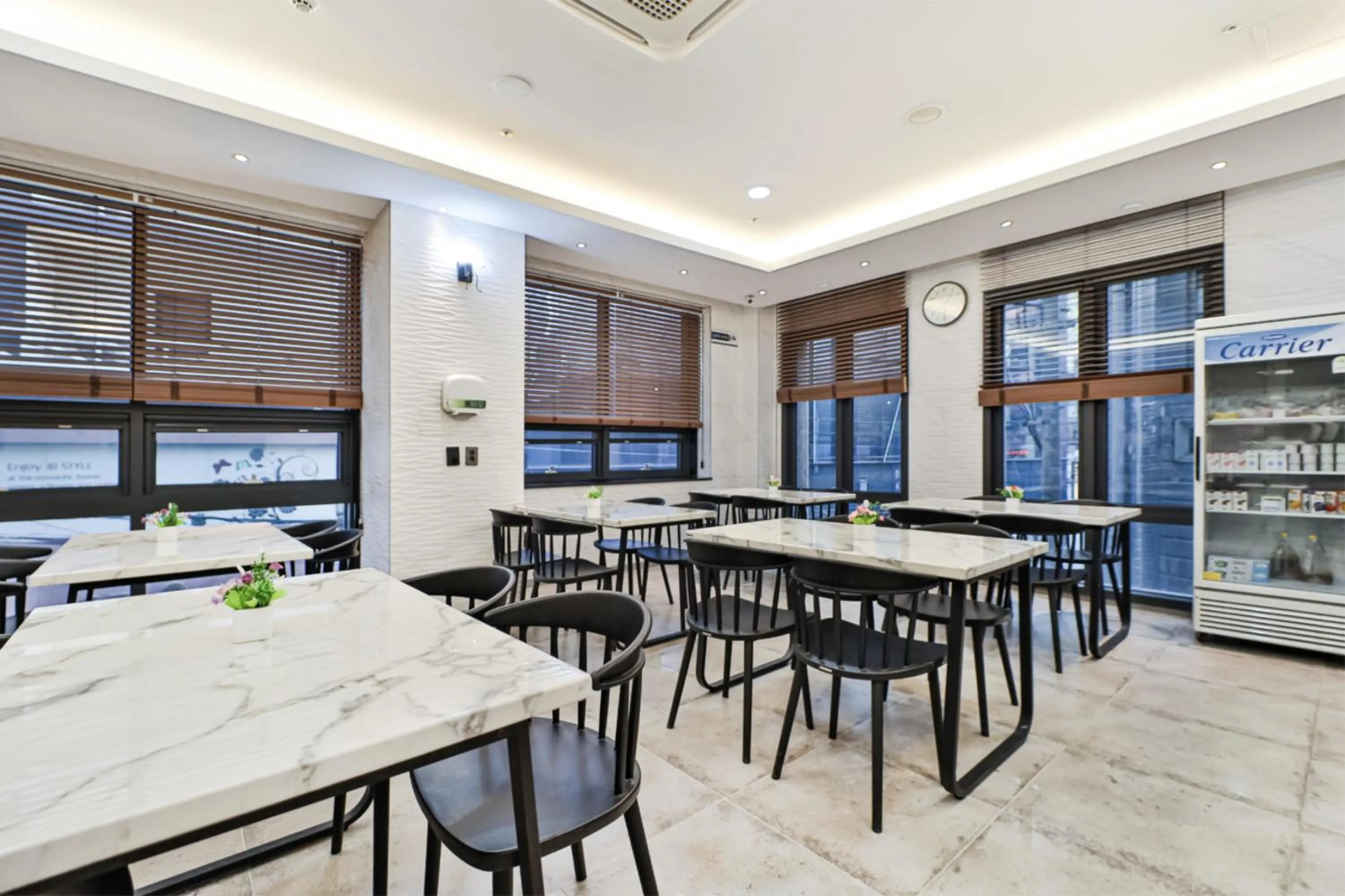 Restaurant/places to eat in HOTEL YUNA Business