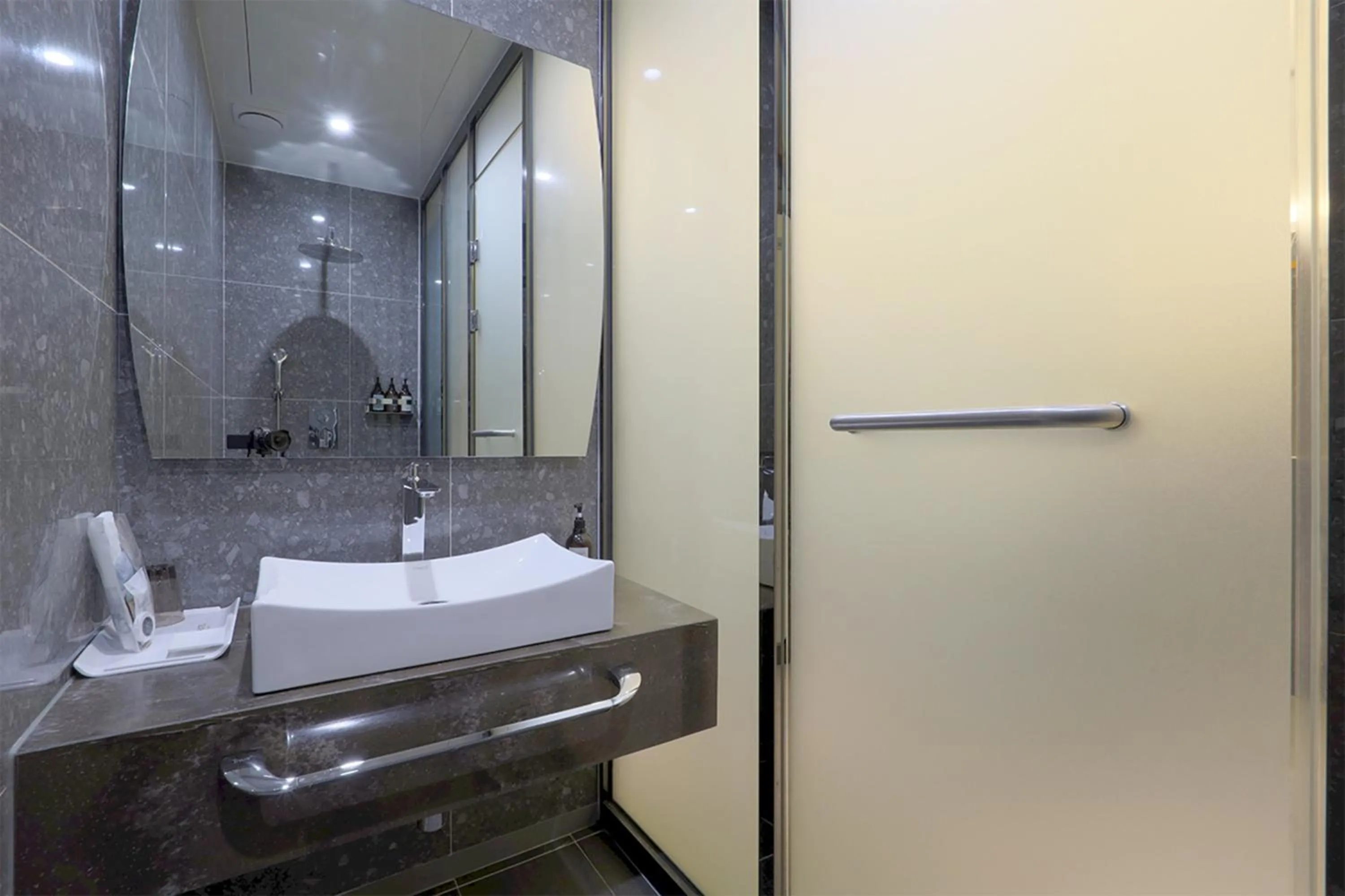 Shower in HOTEL YUNA Business